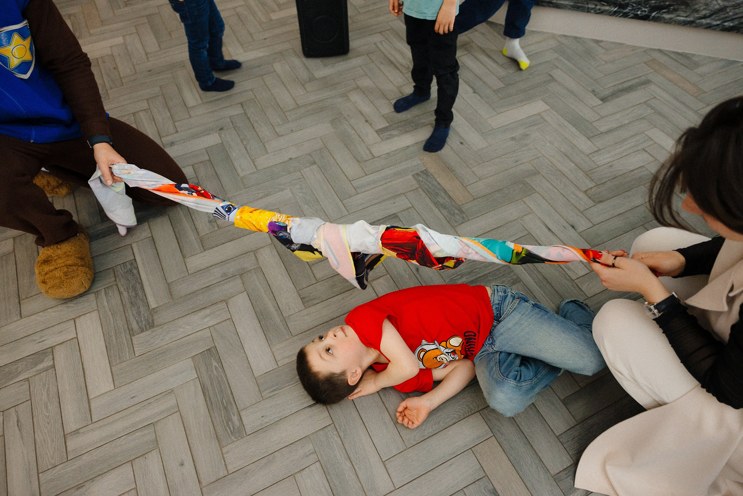 Фотосъёмка детского дня рождения с аниматором и фольгированной дискотекой в Риге. Евгений Тимофеев | Свадебный и контент-фотограф и видеограф в Риге