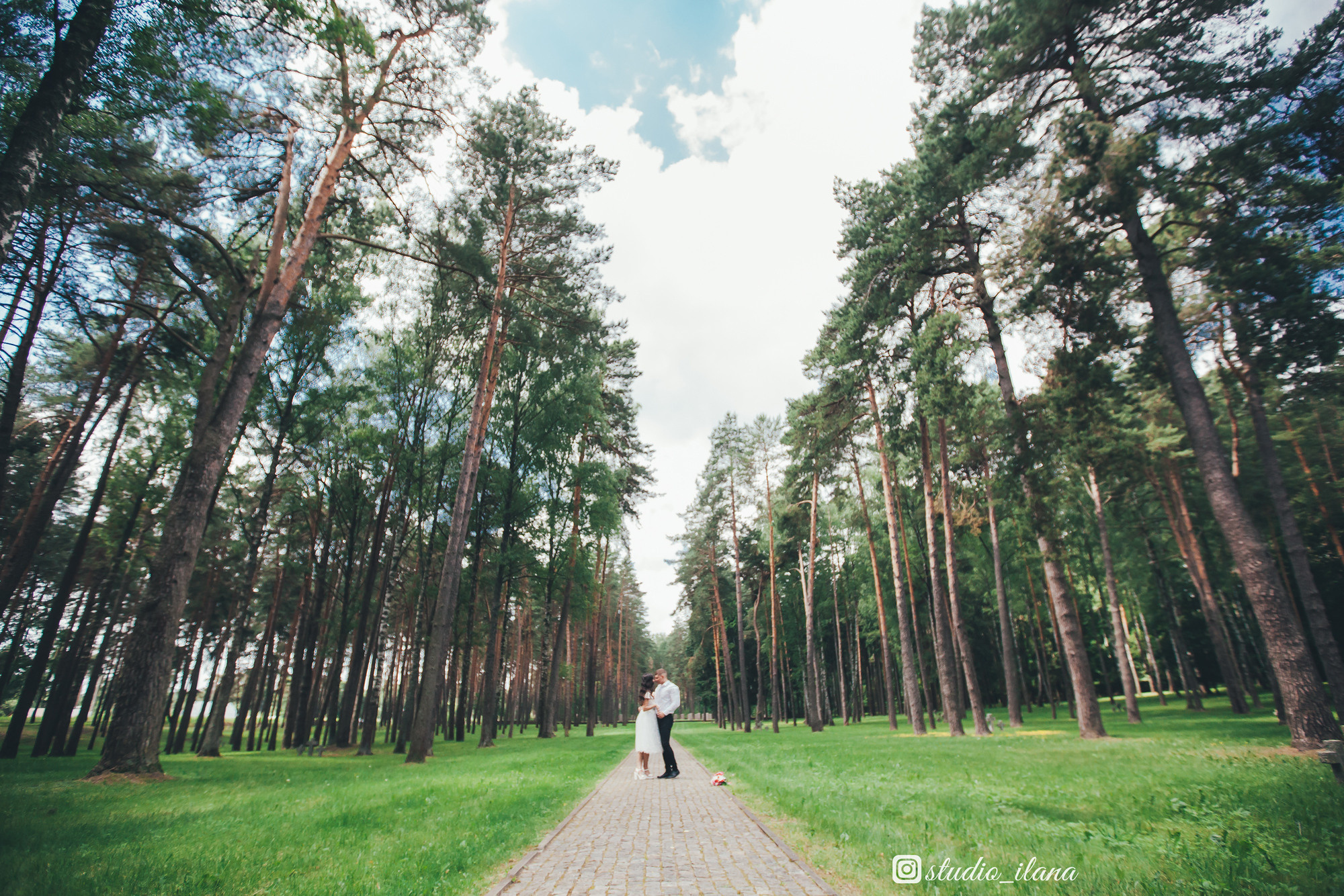 Свадебная пара в лесу у Смоленска