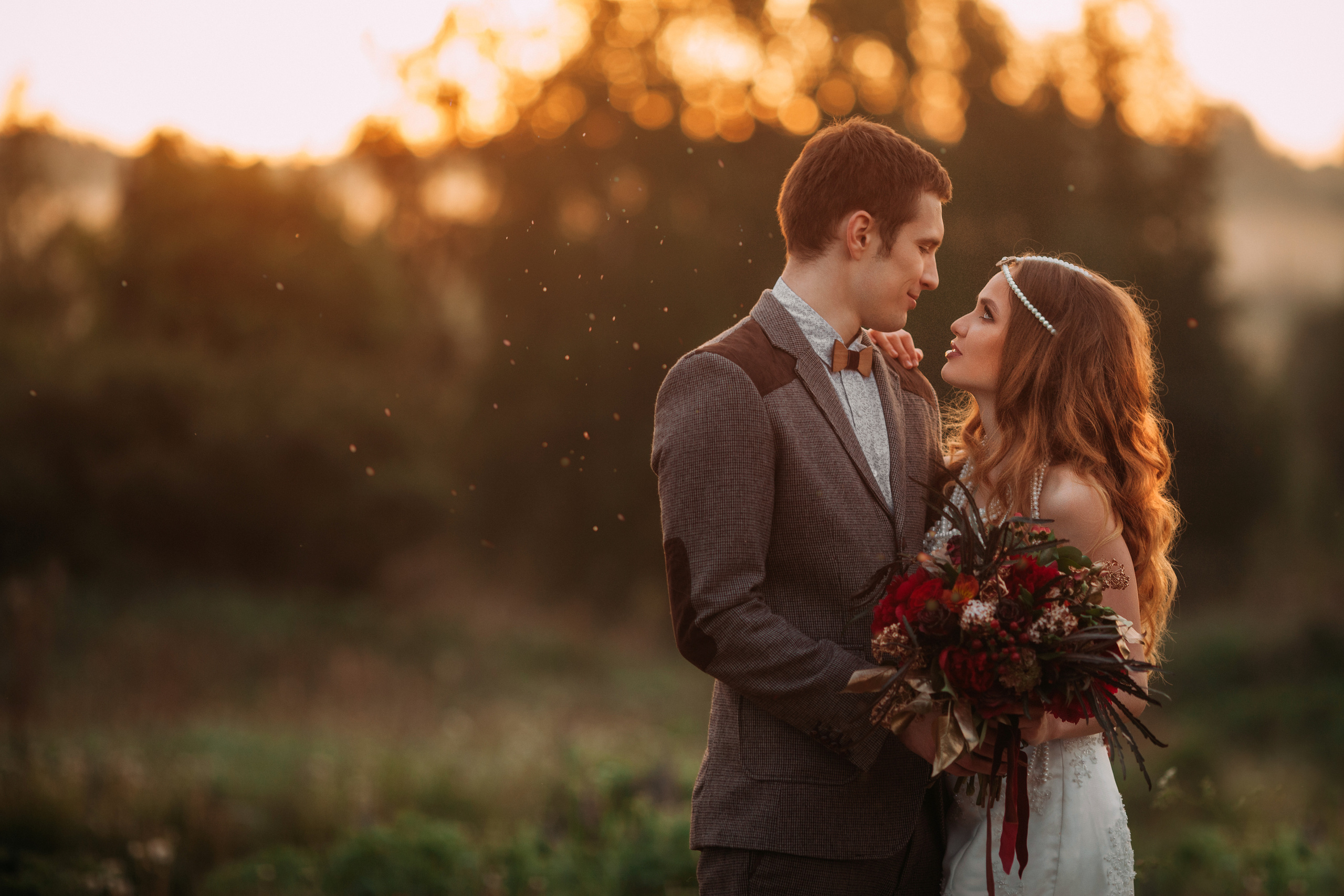 Романтичный портрет влюбленной пары в лучах рассветного солнца на природе у Москвы.