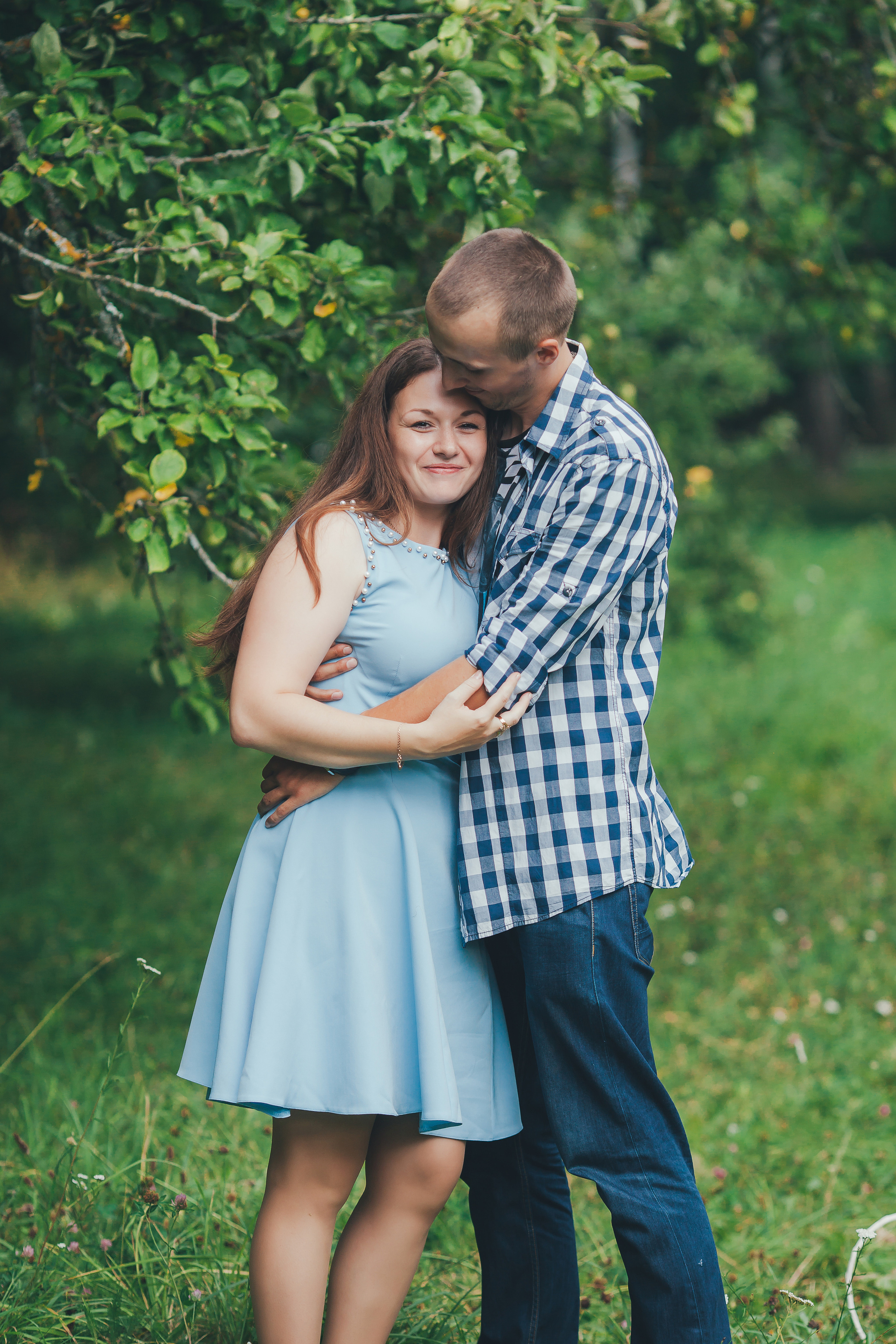 супружеская пара на фоне яблоневых веток в Смоленске