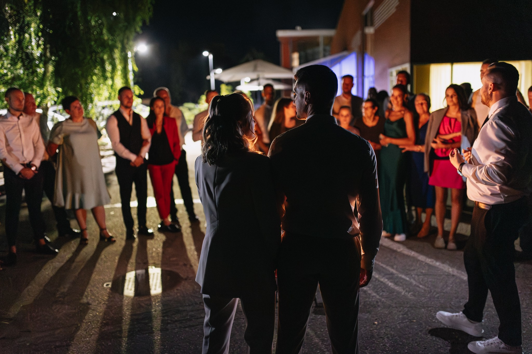 Vestuvinė fotosesija Kaune, Vienybės aikštėje, prie Lietuvos banko