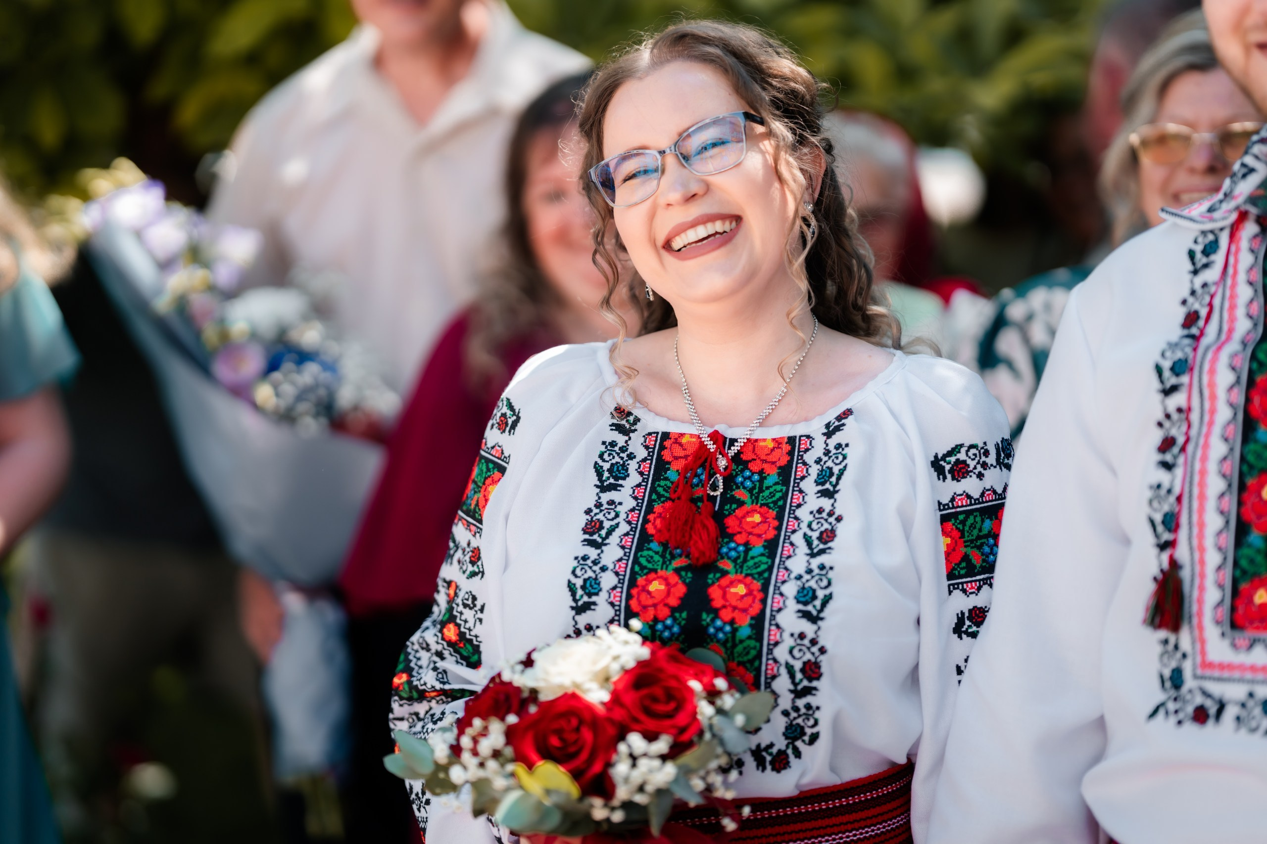 Fotograf stare civilă Siret – Andrei & Andreea în ie tradițională din Bucovina | AlinoFotoStudio