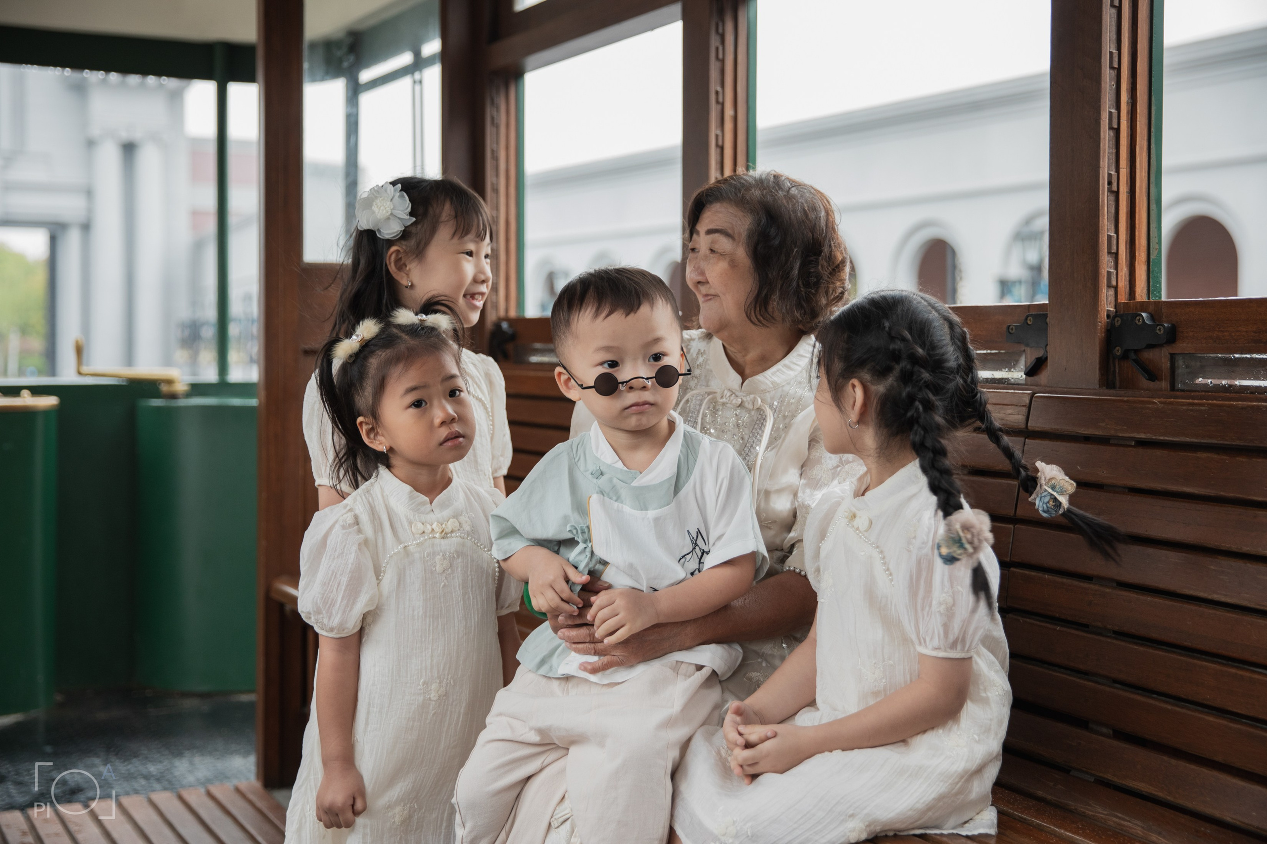 Shanghai 1930s retro photo shoot at Shanghai photo studio. Family photo shoot in Chinese retro style. 