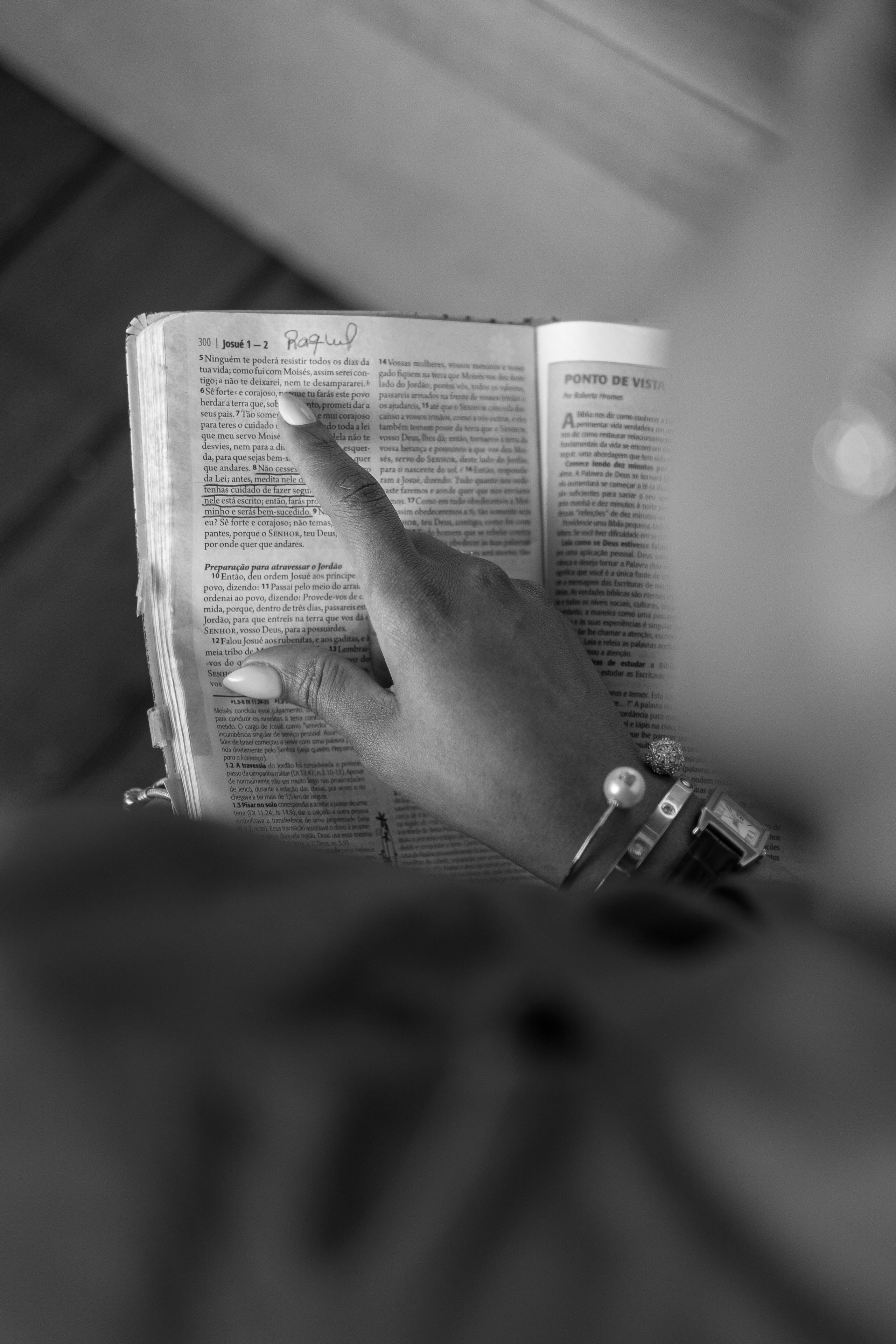 Raquel Ribeiro. Frames by Giovani Braga