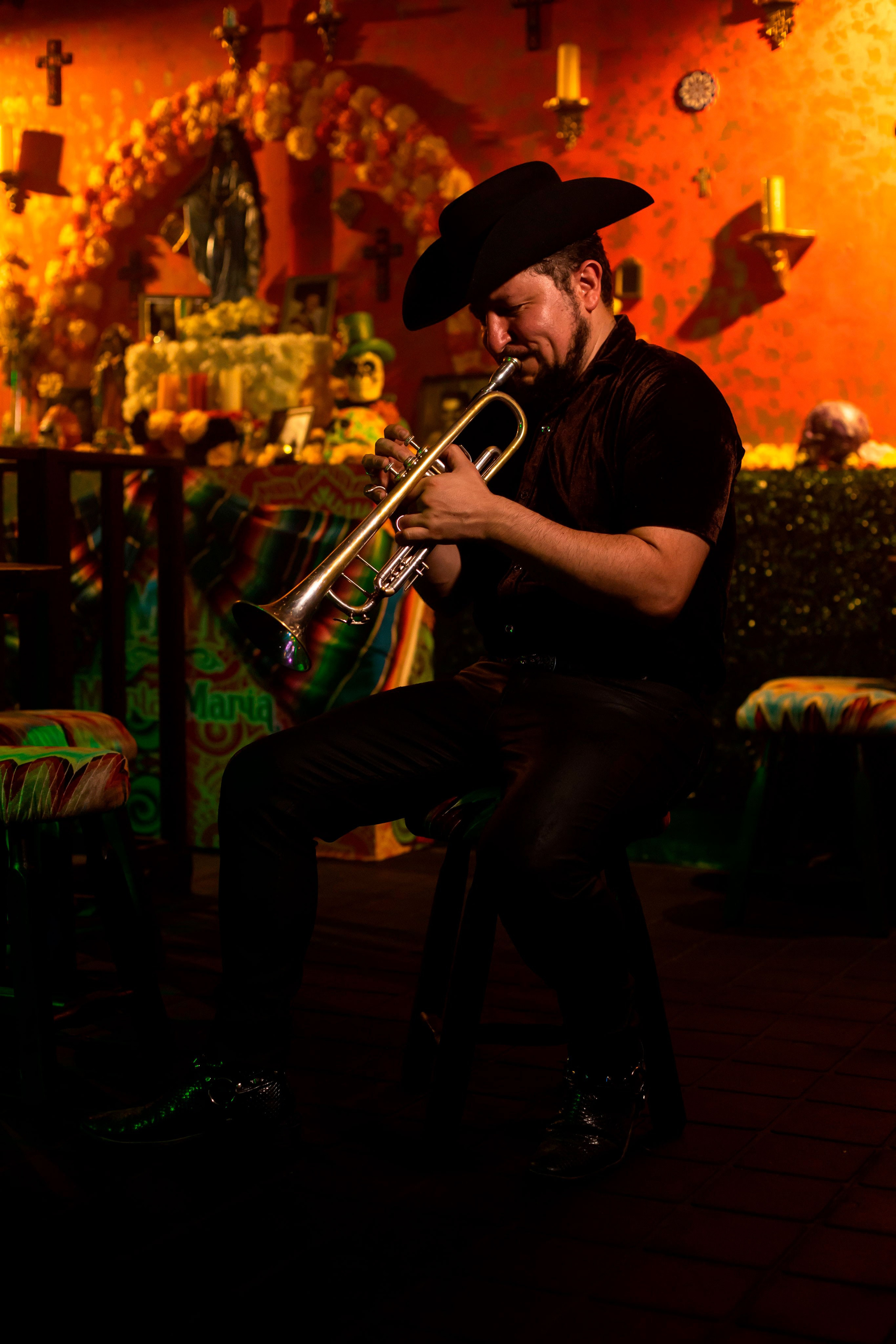 Fotógrafo de retratos fotógrafo de estilo de vida fotografía de locación fotografía de estudio sesión de fotos marca personal. Fotografía profesional para su evento en Caldas por SERFOTOGRAFÍA