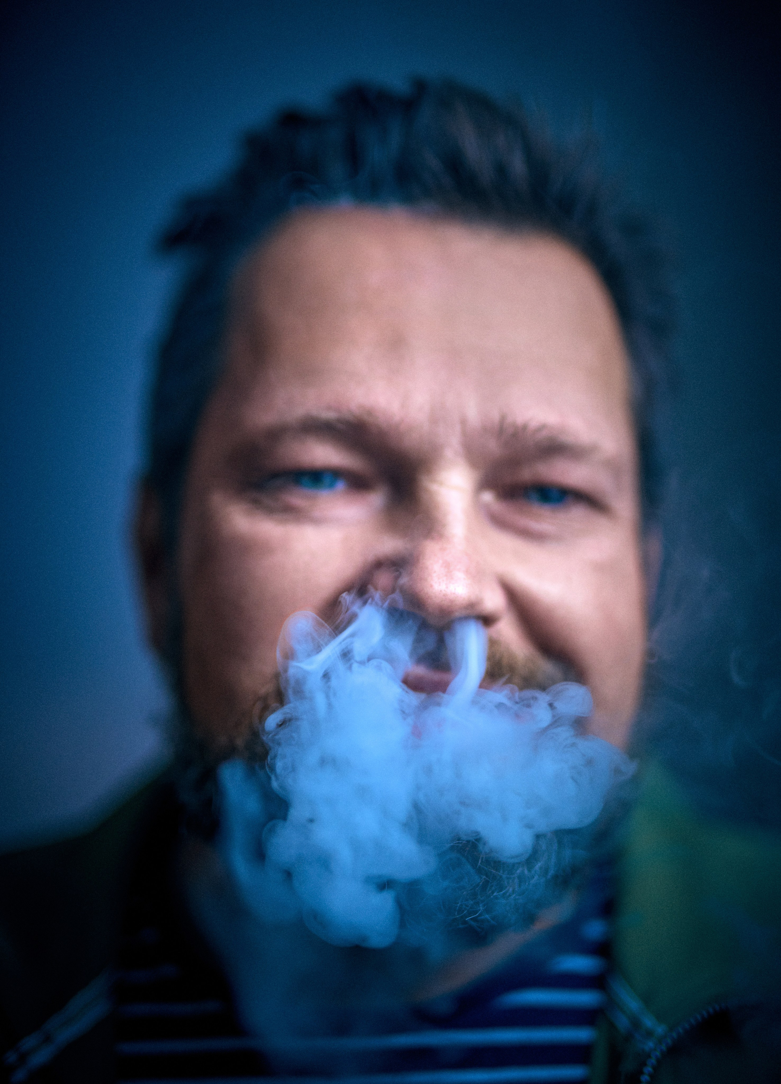 Portret męski charakterystyczny - Daniel niebieskooki smok - fotograf Andriej Szypiłow