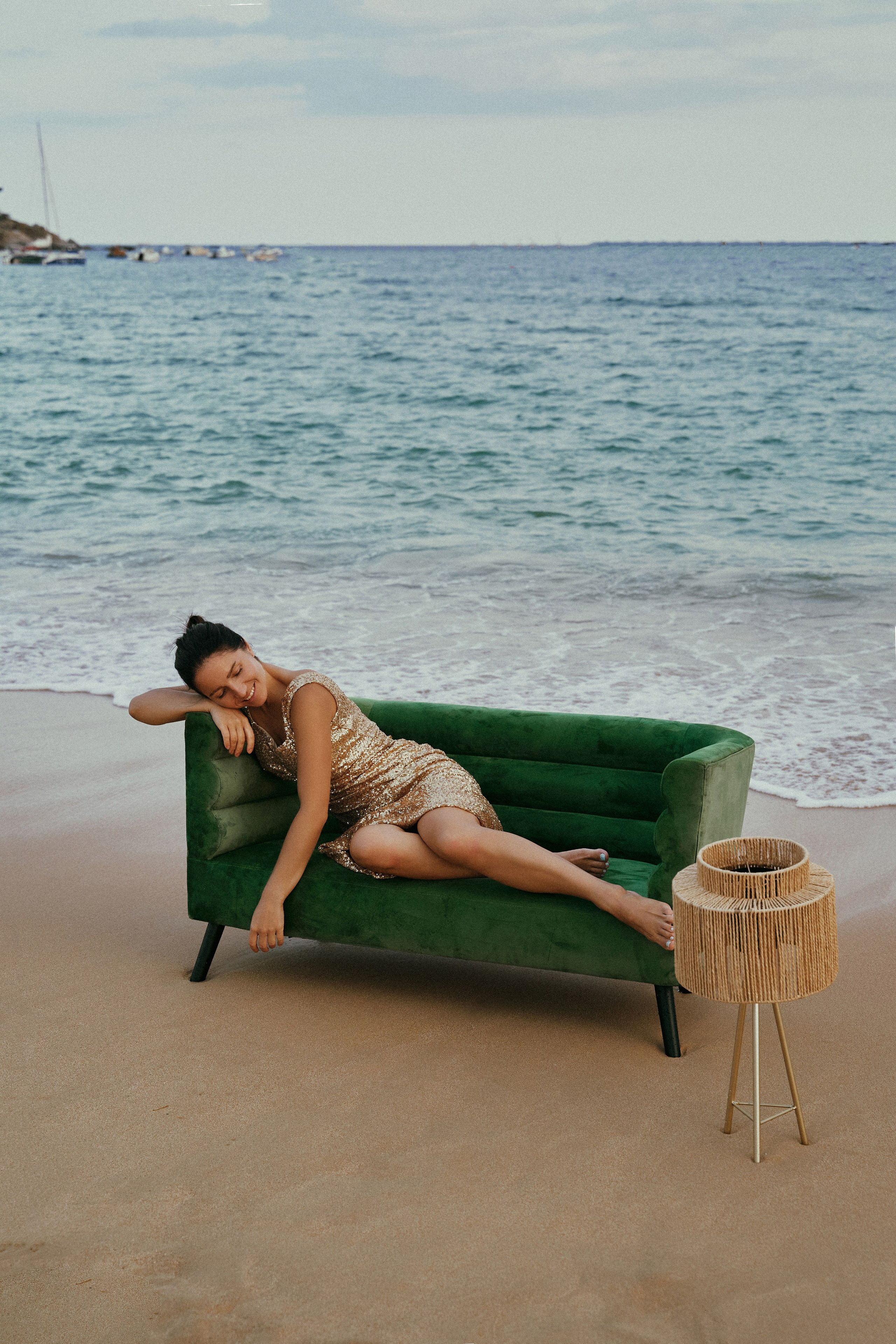 Майя. Диван на пляже. Фотограф в Барселоне Жанна Захарченко