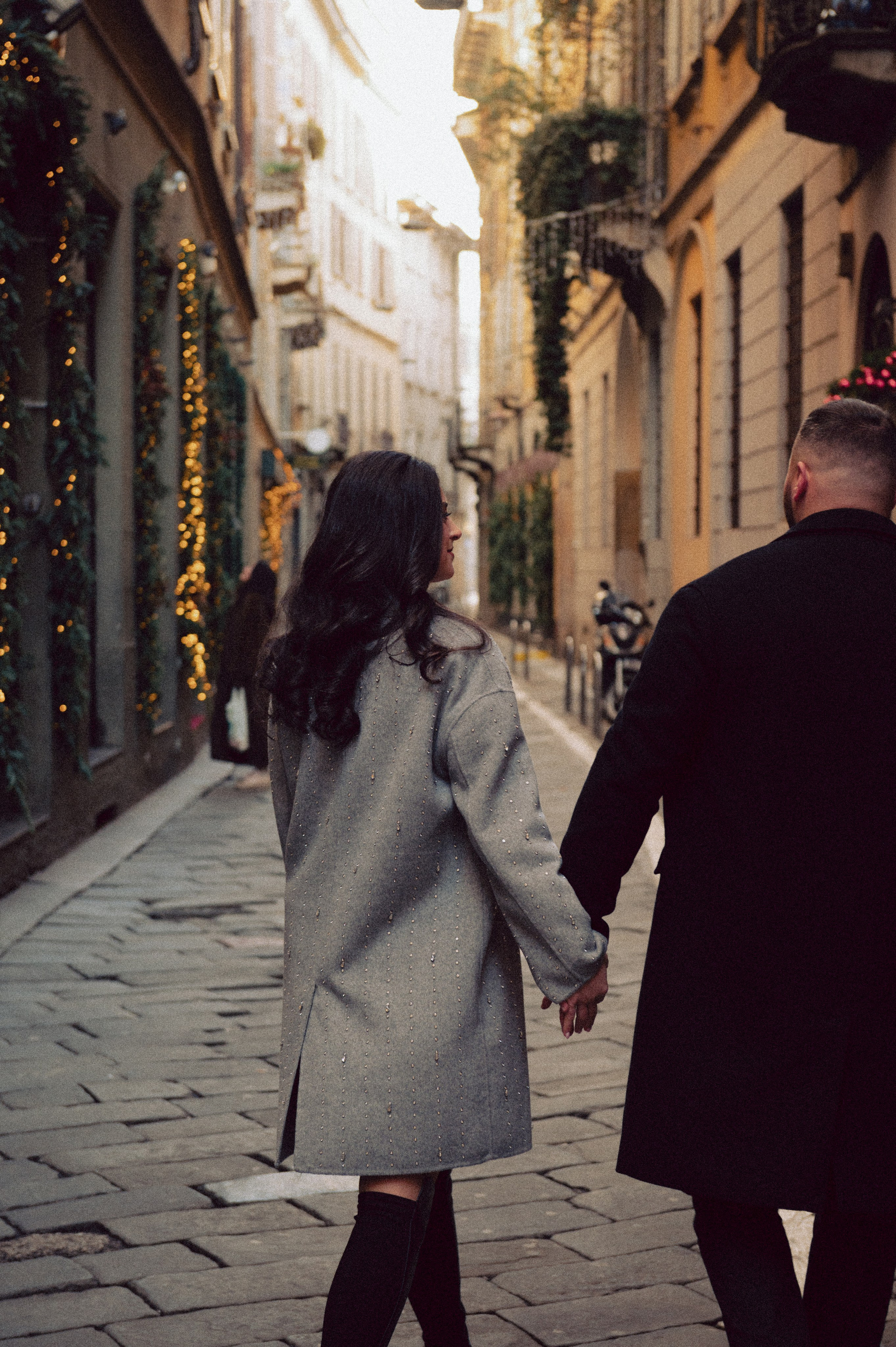 servizio fotografico coppia Milano, coppia innamorata Italia, fotografia naturale di coppia, coppia in movimento Milano, servizio fotografico spontaneo Milano, amore e viaggio Italia, servizio fotografico di coppia Milano, fotografia love story Milano, coppia romantica Italia, ritratto di coppia Milano, primo piano coppia innamorata, fotografia emozionale Milano,