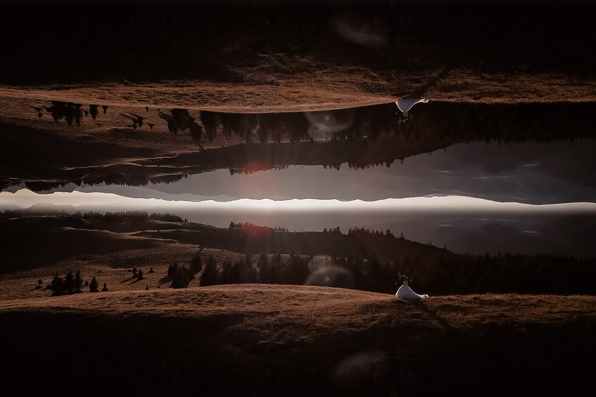 Peisaj artistic de nuntă cu reflexie în apă la apus, Blink Photo.