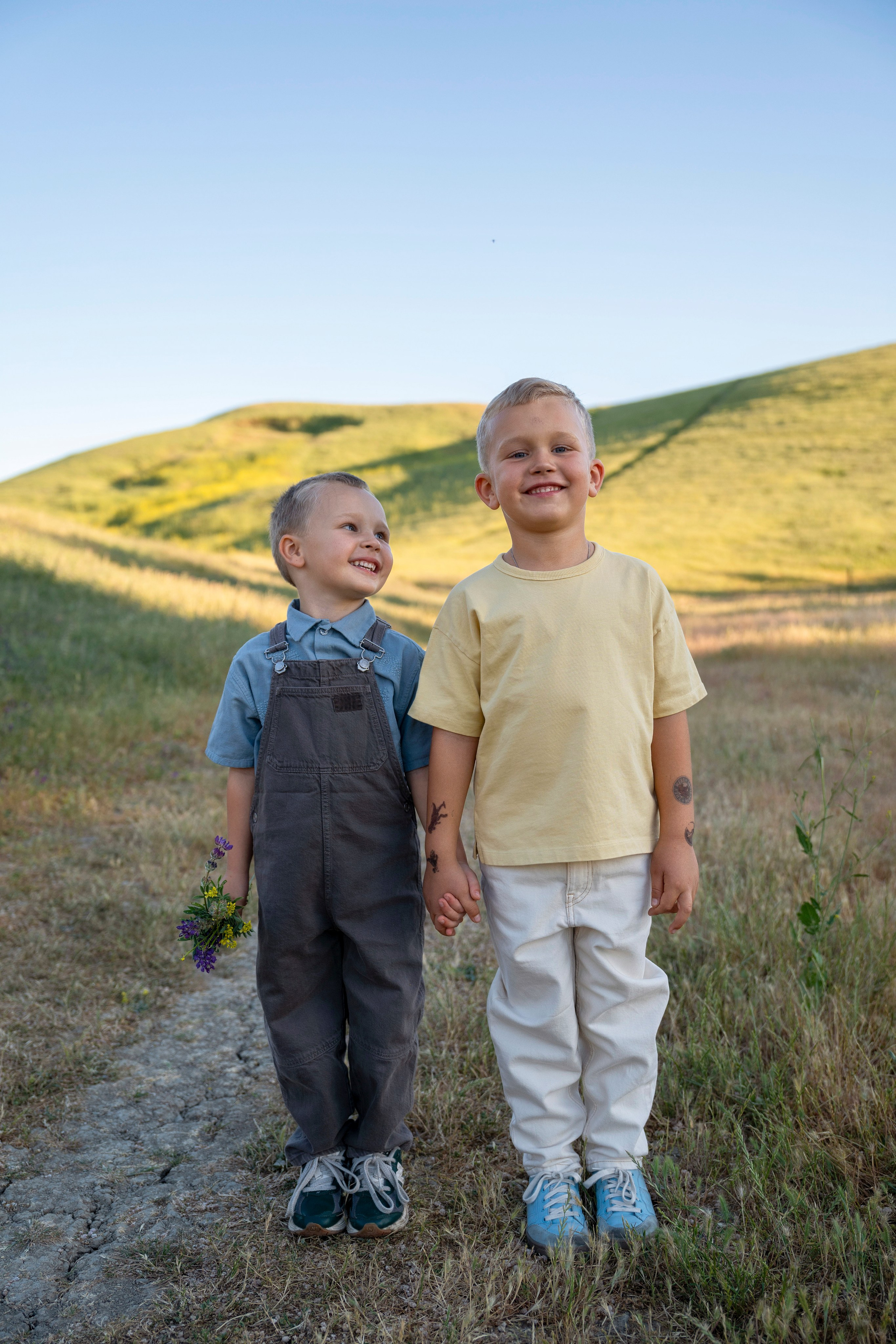 Lifestyle family session, candid family moments, outdoor family portraits, family photo shoot, natural family photos, kids and parents. Bay Area Photographer: family, maternity, love story, wedding