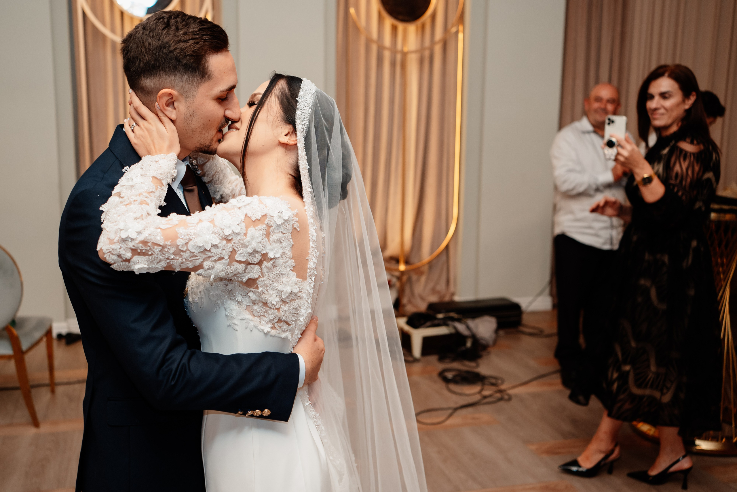 Moment emoționant între miri în ziua nunții, surprins într-un cadru natural și romantic, la Reina Events. Fotografie de nuntă profesională, editată artistic pentru a evidenția emoția și eleganța evenimentului.