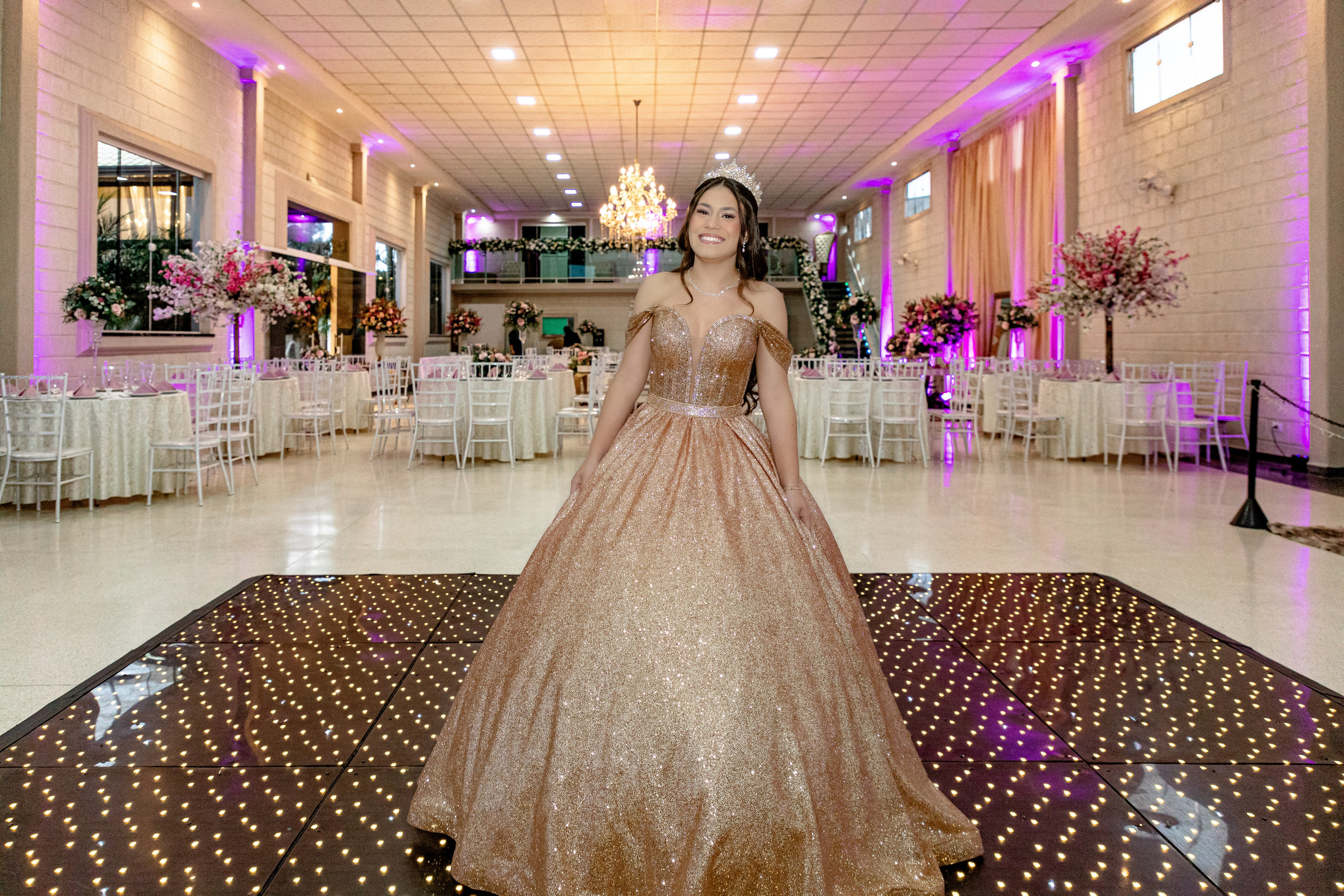Myrella na pista de dança com seu lindo vestido de 15 anos dourado