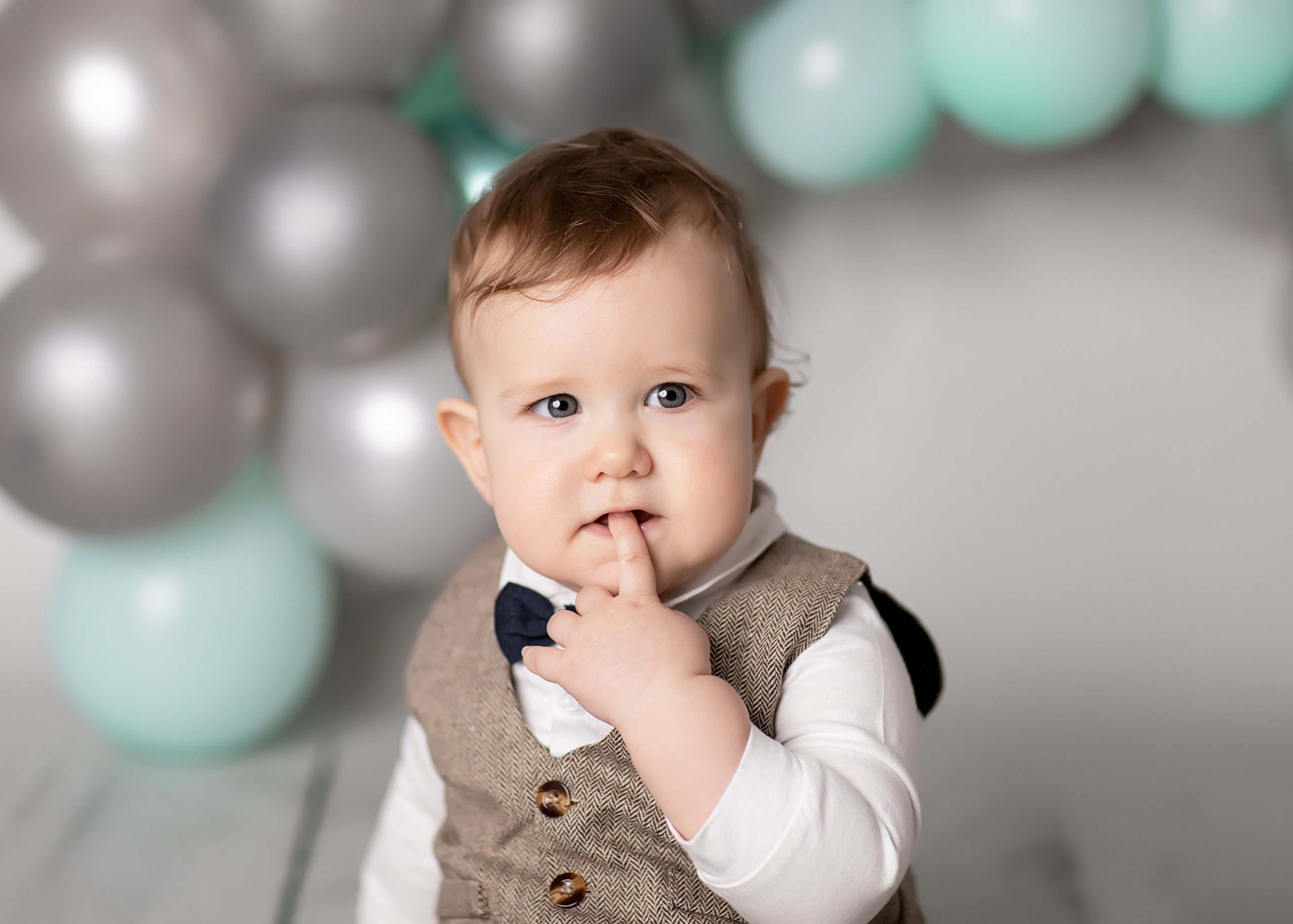 En personlig fotografering för ditt barns första födelsedag, där varje skratt och leende fångas i en minnesvärd bild.