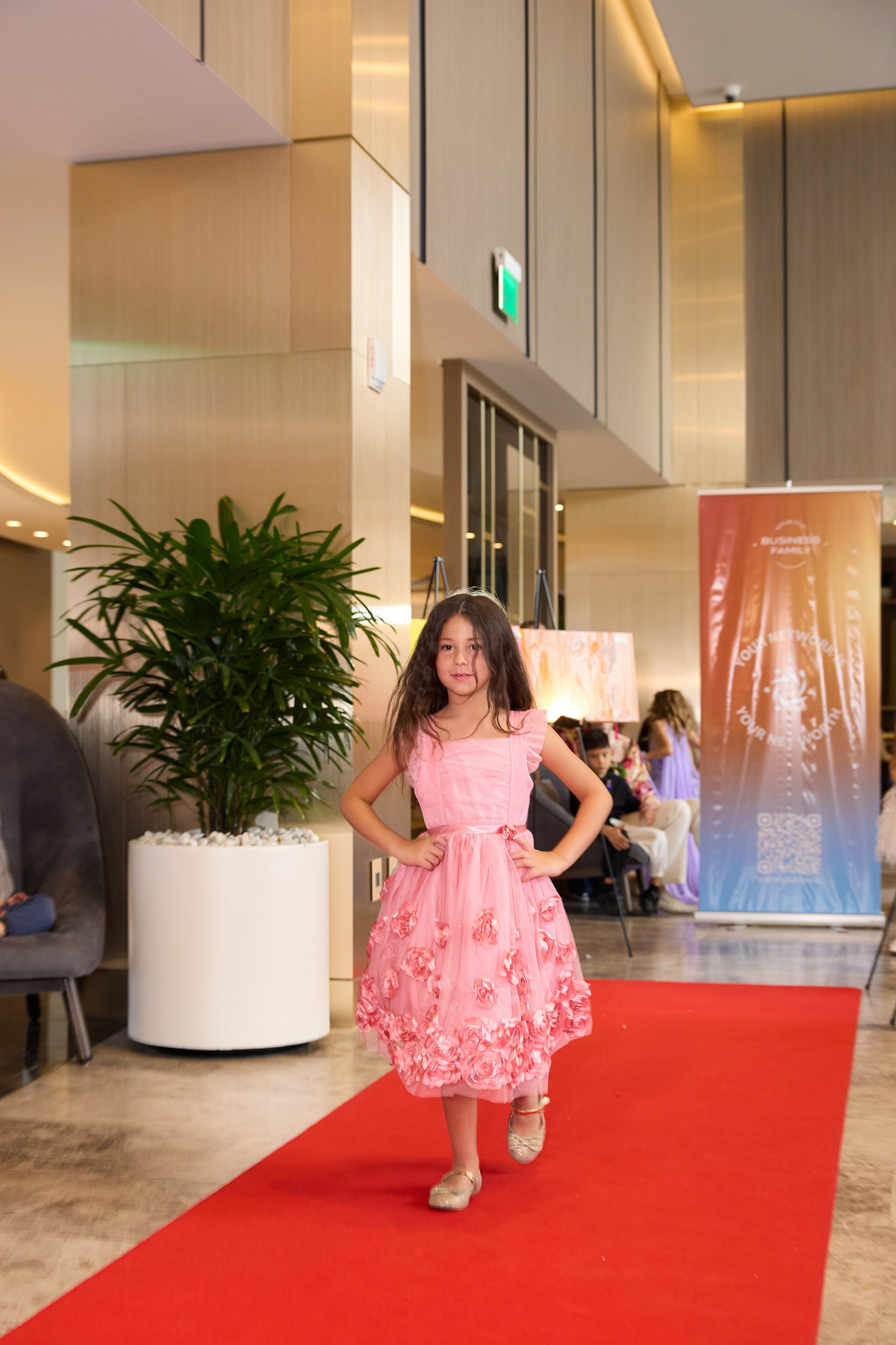 Авторская благотворительная художественная выставка Дианы Бортник. Фотограф Юлия Маковеева