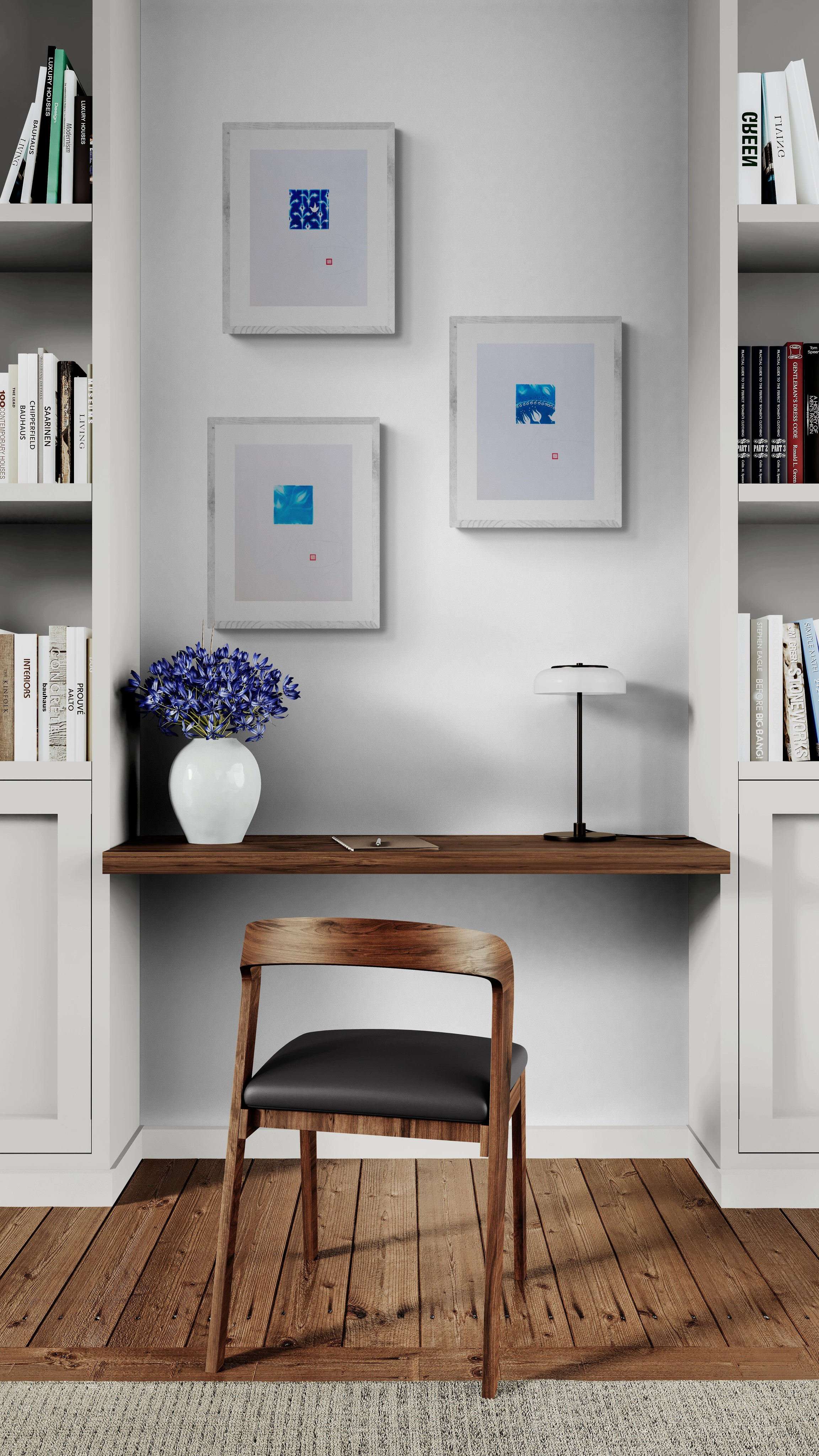 Opera decorativa floreale in bianco e blu, stampa digitale a tiratura limitata ispirata alle piastrelle ceramiche dipinte a mano, pensata per interni eleganti e contemporanei. Esempio in studio.