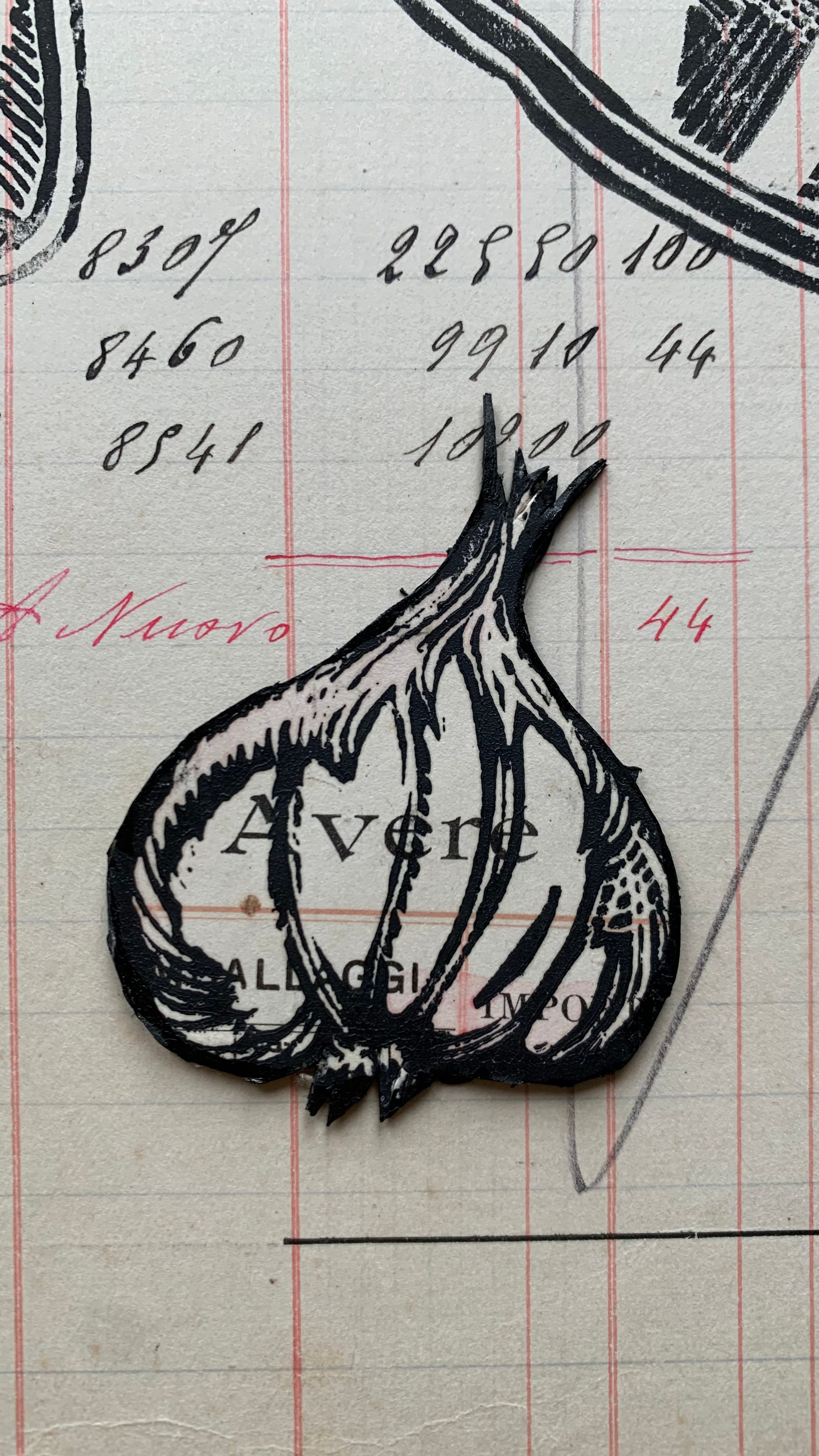 In Panem Quotidianum, Nadia Kuprina utilizza un registro contabile piemontese del 1918–1930 come supporto originale. Ogni piatto e ogni posata sono incisi e stampati a mano dall’artista con la tecnica della linoleografia, valorizzando la pressione, l’imperfezione e la fisicità del segno. Il numero della pagina originale diventa titolo dell’opera, mantenendo visibile la traccia storica del documento. La stampa dialoga con la memoria della tradizione gastronomica italiana e con il tema della gratitudine del pasto quotidiano, trasformando l’oggetto inciso in simbolo di condivisione e rito.