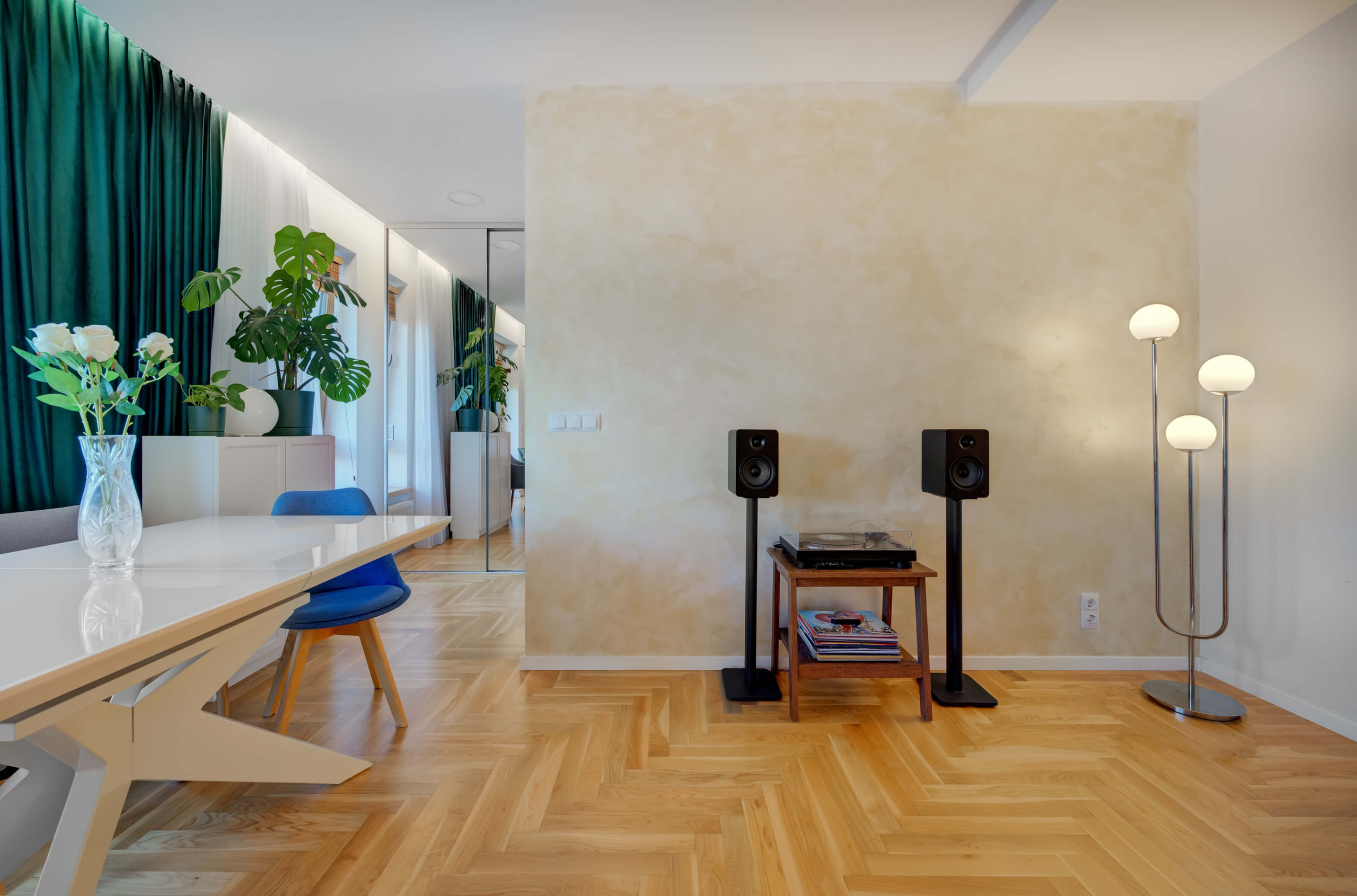 Svetainės interjeras 65 m² bute: tikros ąžuolinės durys ir naujausia buitinė technika