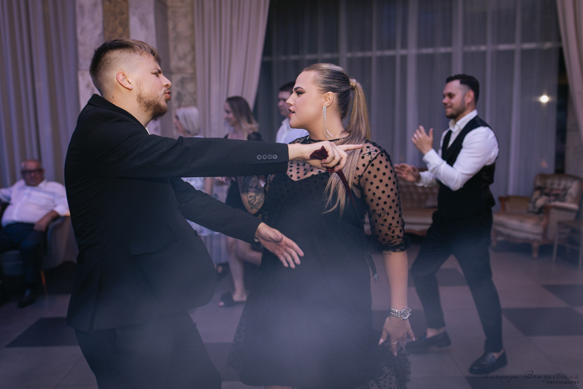 Vestuvinė fotosesija Kaune, Vienybės aikštėje, prie Lietuvos banko