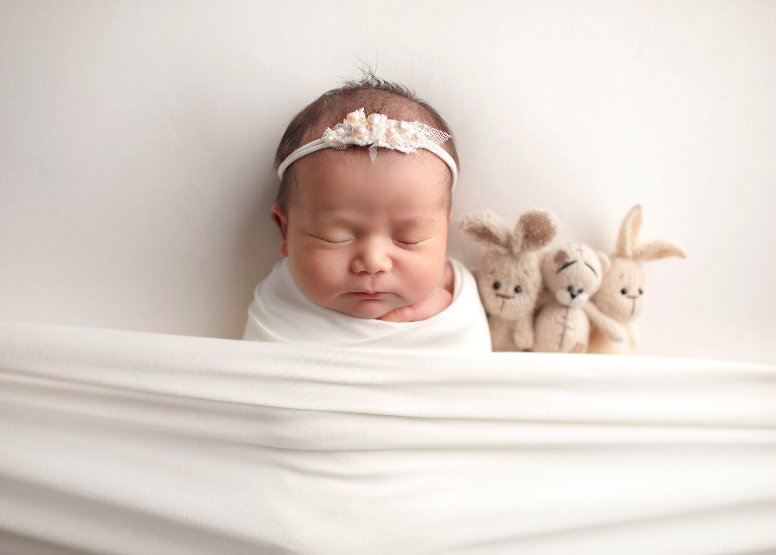 Storebror kramar sin lilla syster ömt, ett minnesvärt fotografi från fotostunden tillsammans.