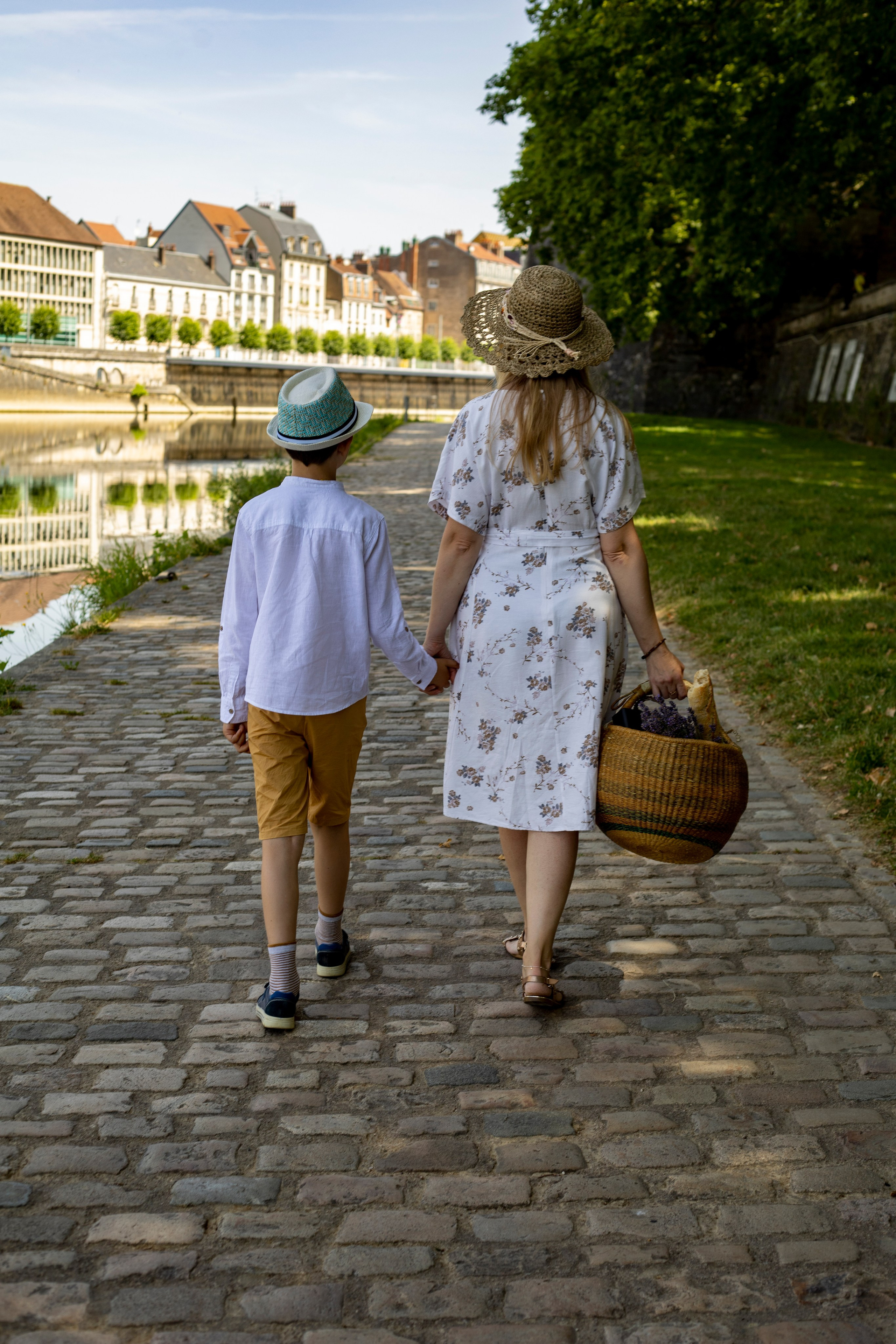 Maman et fils – moments chaleureux partagés. Photographe et graphiste Anastasiia LITVIN - Besançon, France