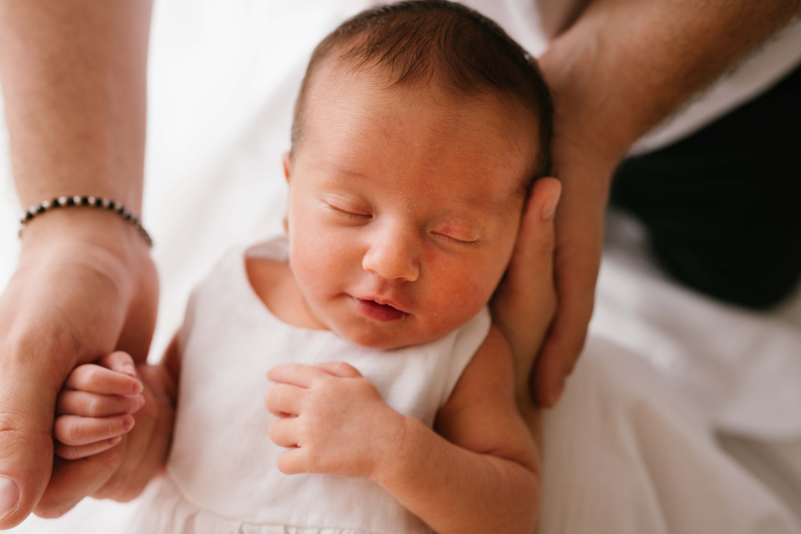 Inspira sesiune foto nou-nascut. Madalina Beda- Artist vizual, fotograf, doula la nastere, consultant babywearing Brasov si in toata tara