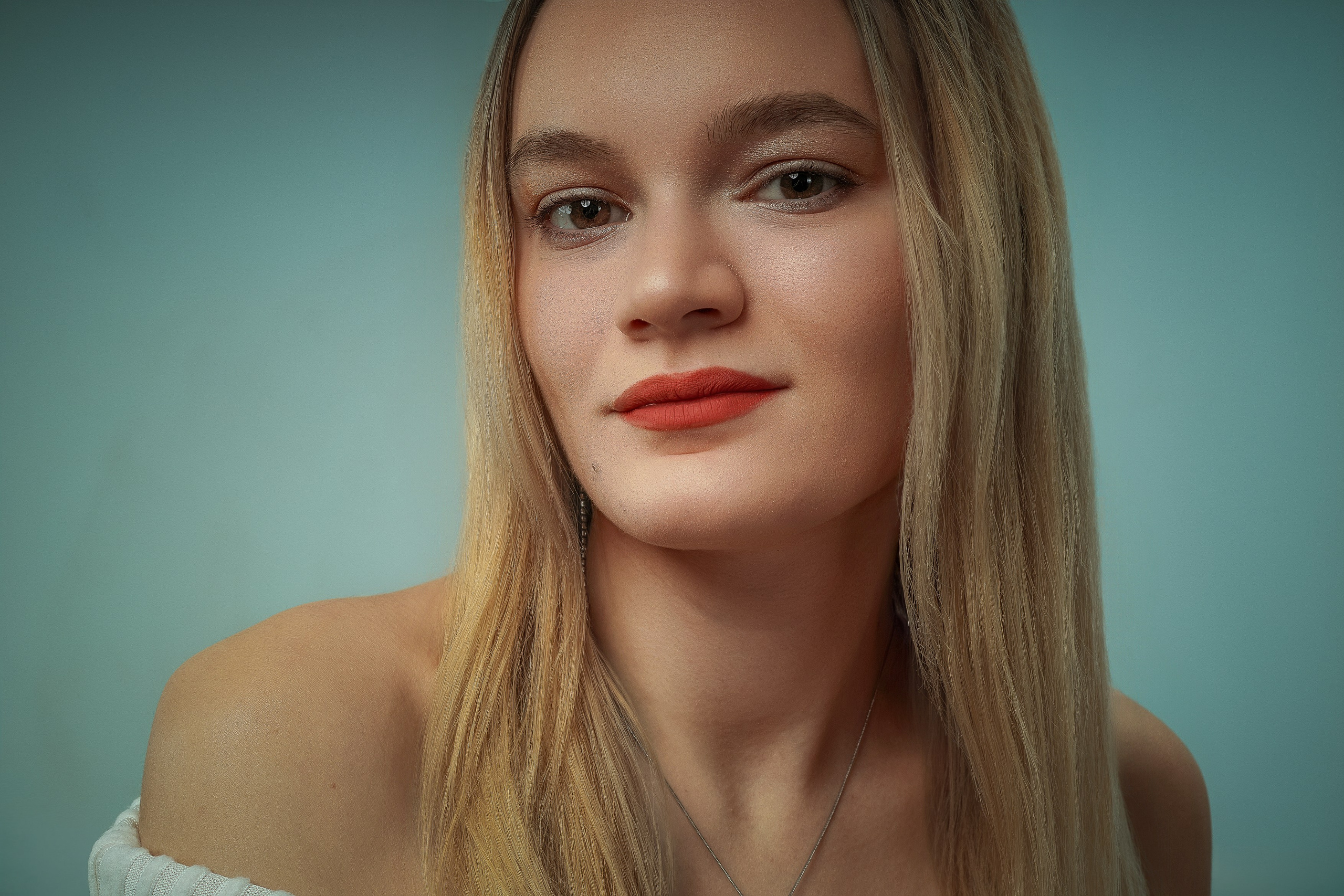 Studio foto profesional în București, specializat în portrete, beauty, fashion și fotografie de produs. Lumini de calitate. – Mitroi Iulian
