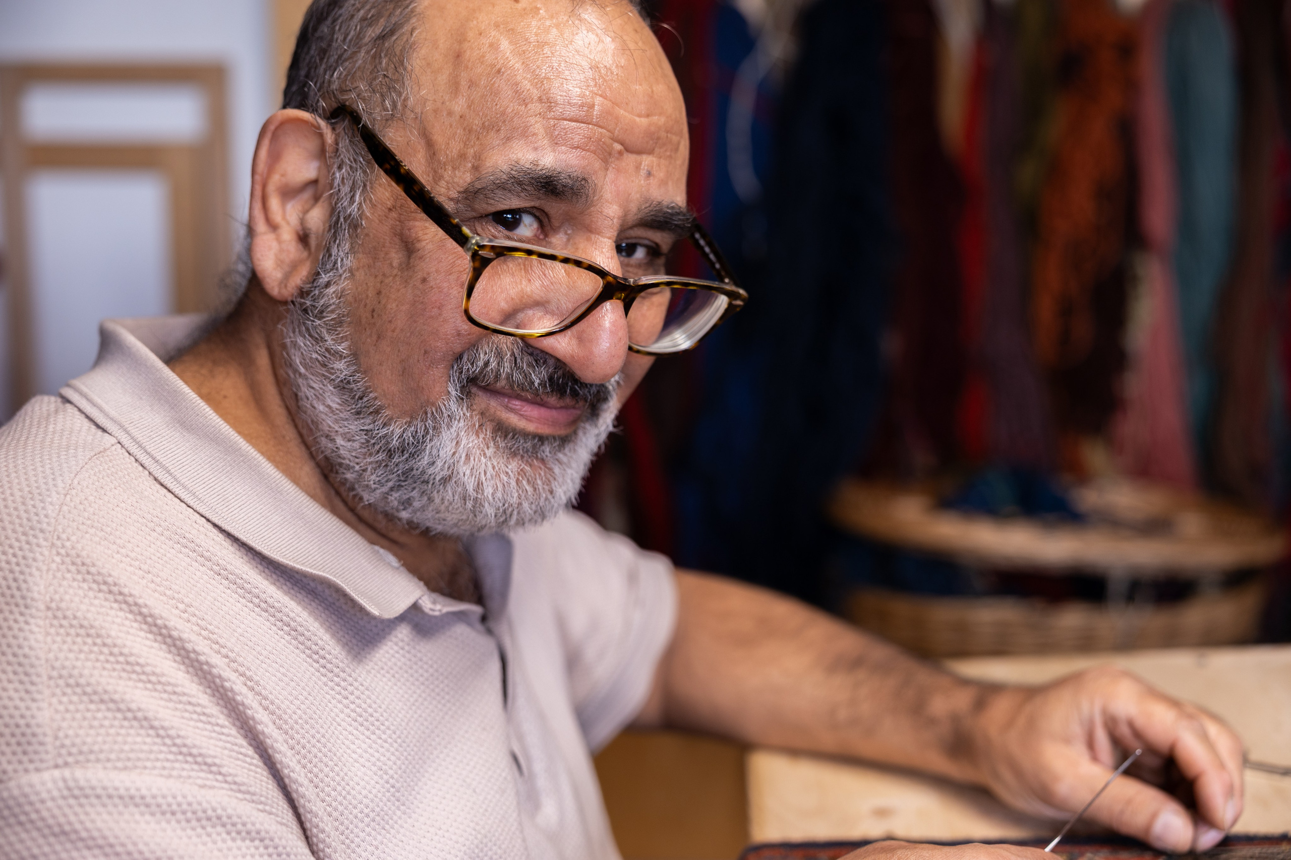 Teppichrestaurator, Salzburg, 2024. Guzel Kolobova| Fotografin| Salzburg