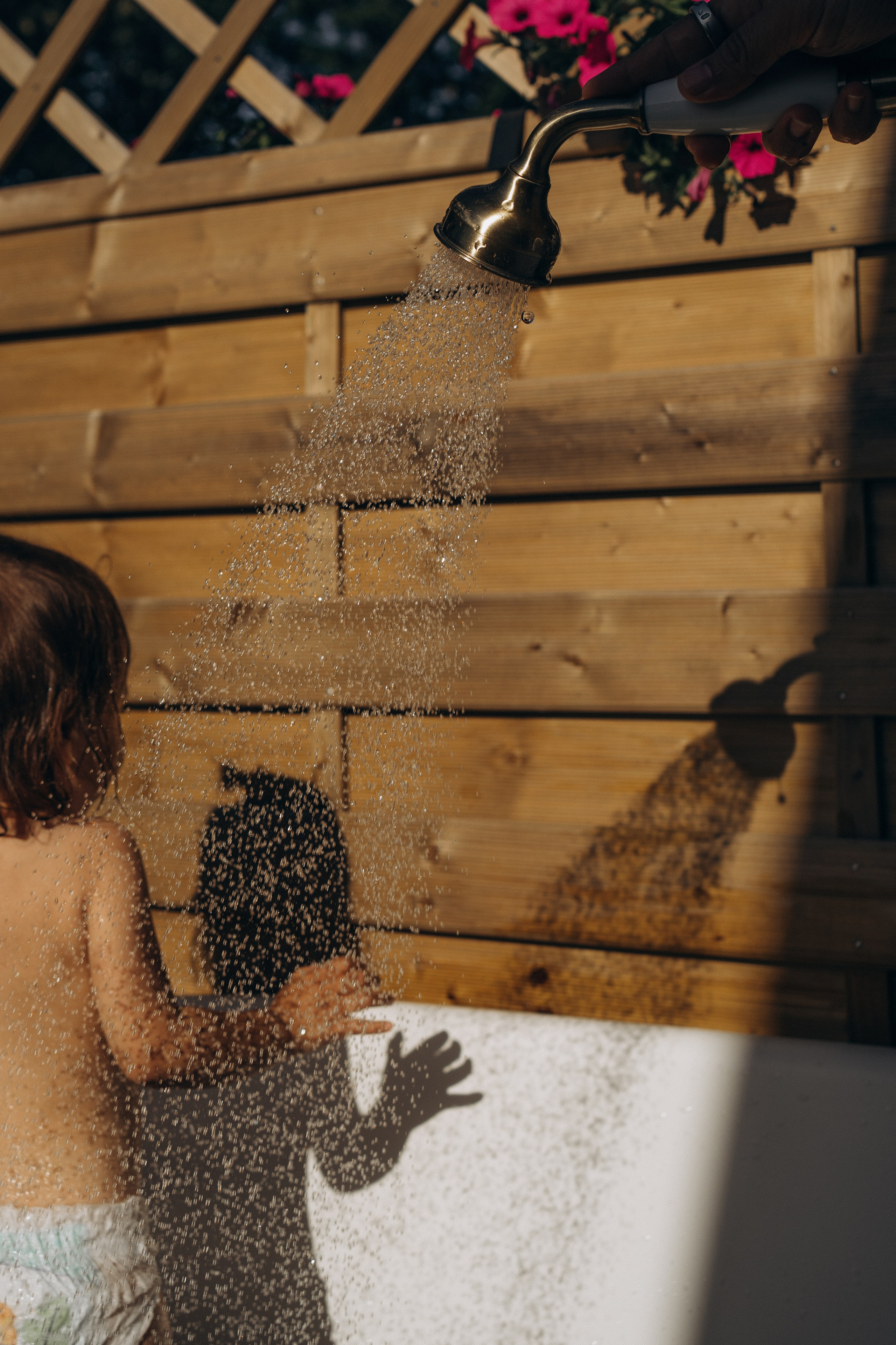 Spakly splashes. Family photographer in Helsinki, Victoria Guadagno