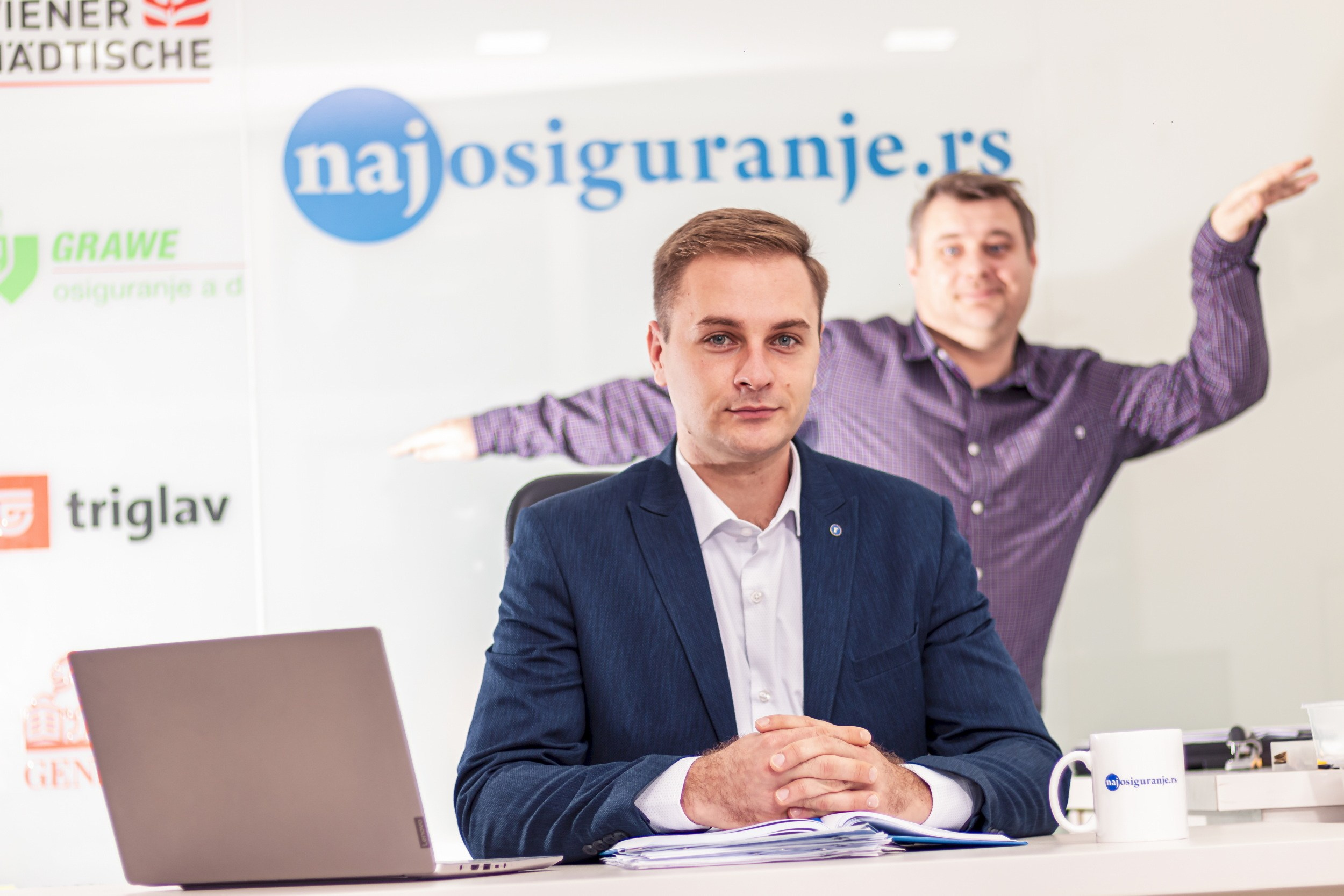 POSLOVNI PORTRETI. Fotografi iz Backog Petrovca David i Andrea Stojanovic