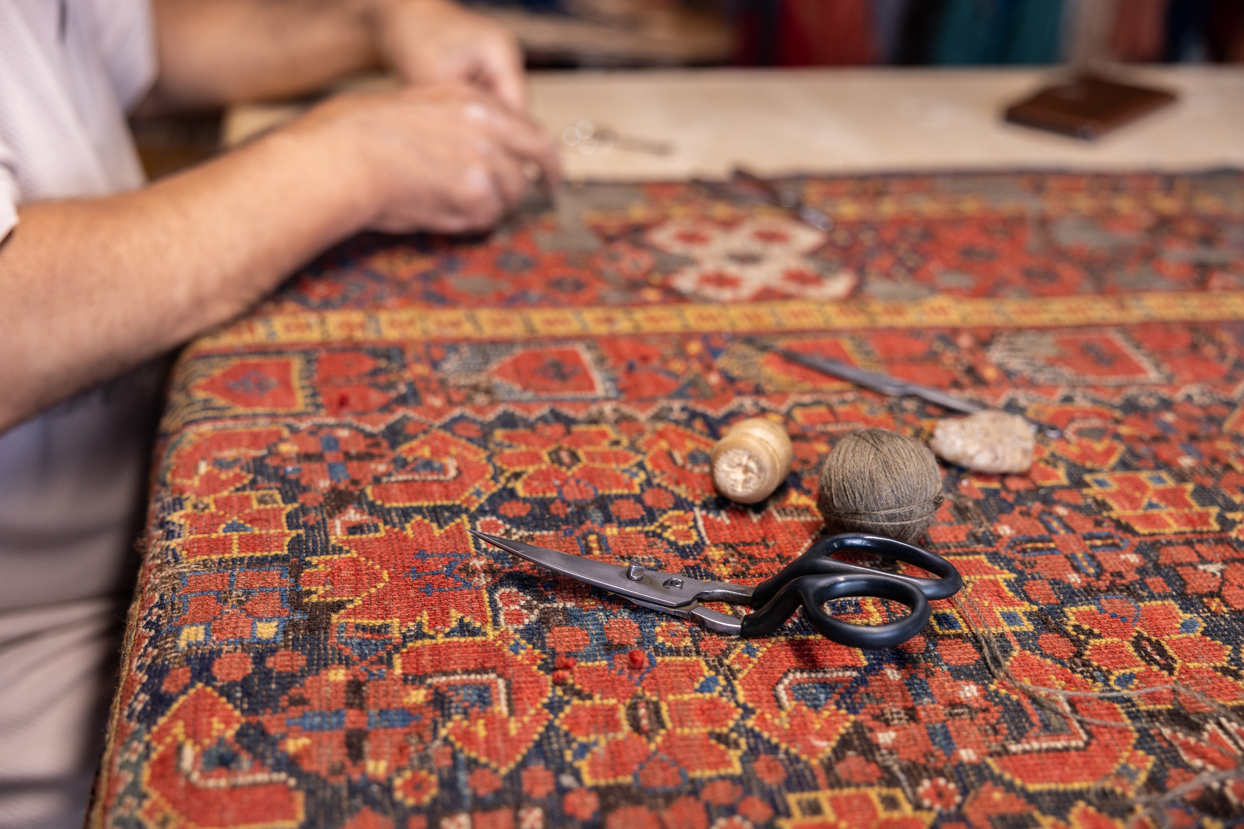 Teppichrestaurator, Salzburg, 2024. Guzel Kolobova| Fotografin| Salzburg
