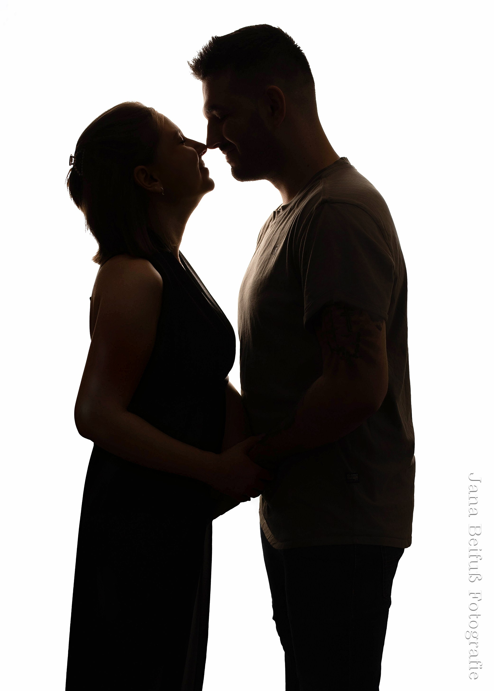 verliebte werdende Eltern küssen sich Nase an Nase beim Babybauchshooting in Weißenhorn bei Krumbach