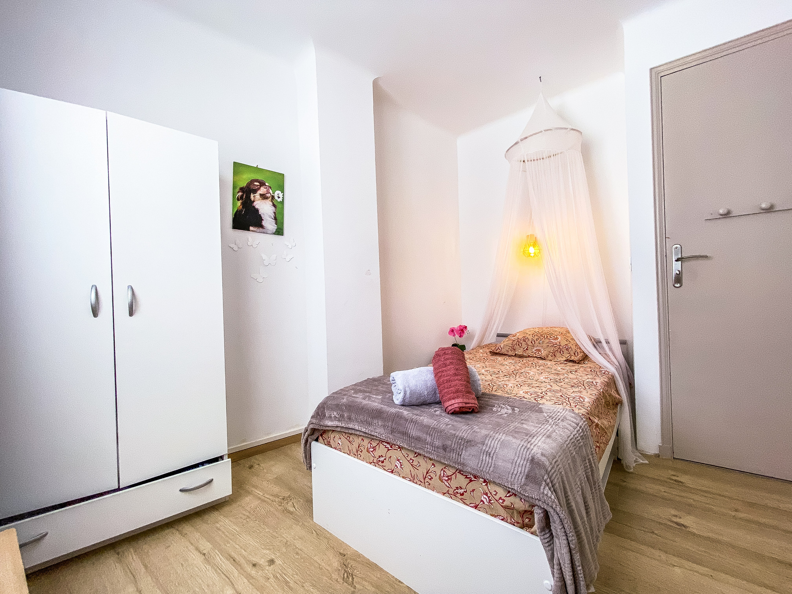 Photo immobilière professionnelle d’une chambre en location saisonnière dans la Vienne (86)