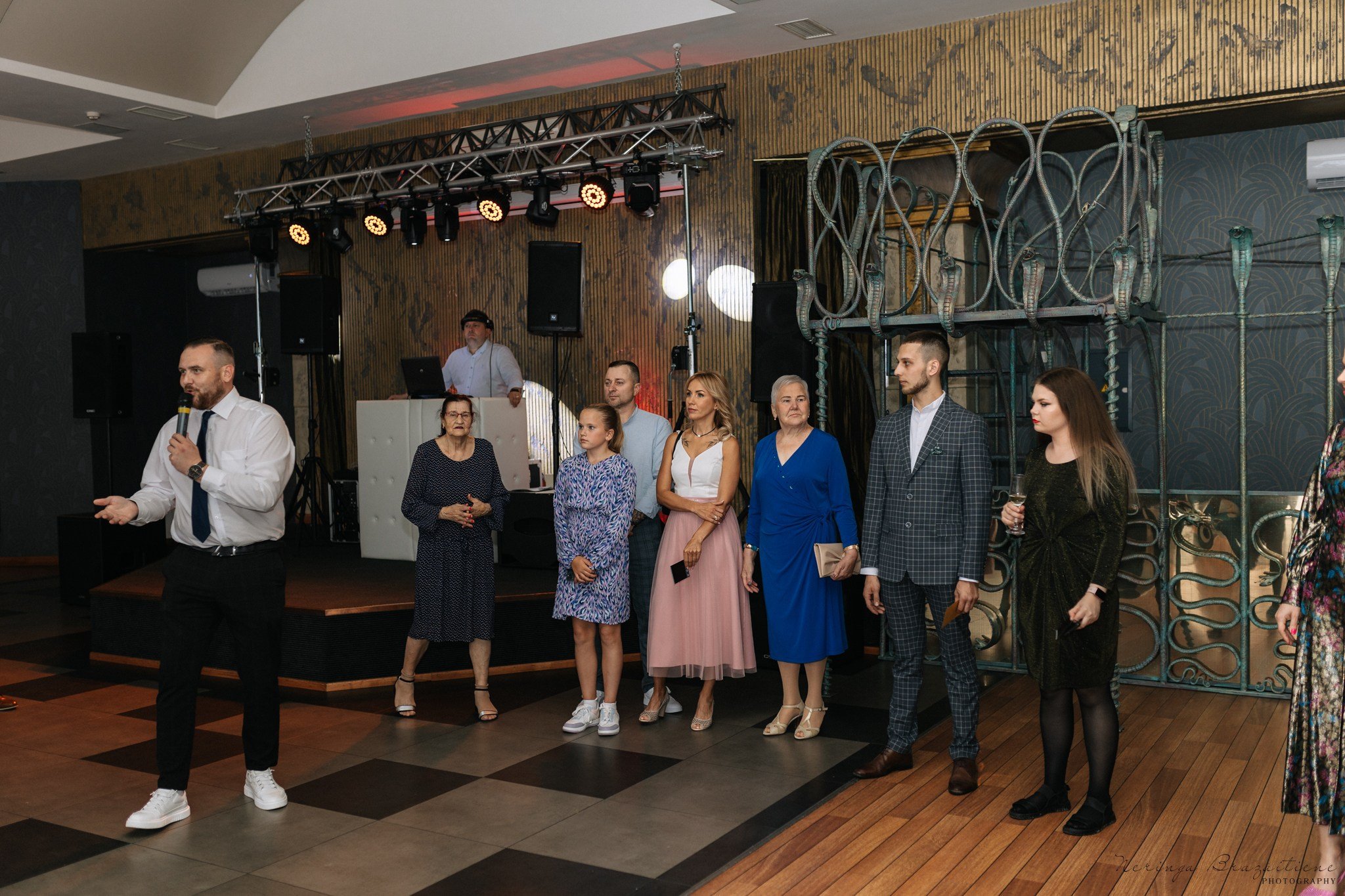 Vestuvinė fotosesija Kaune, Vienybės aikštėje, prie Lietuvos banko