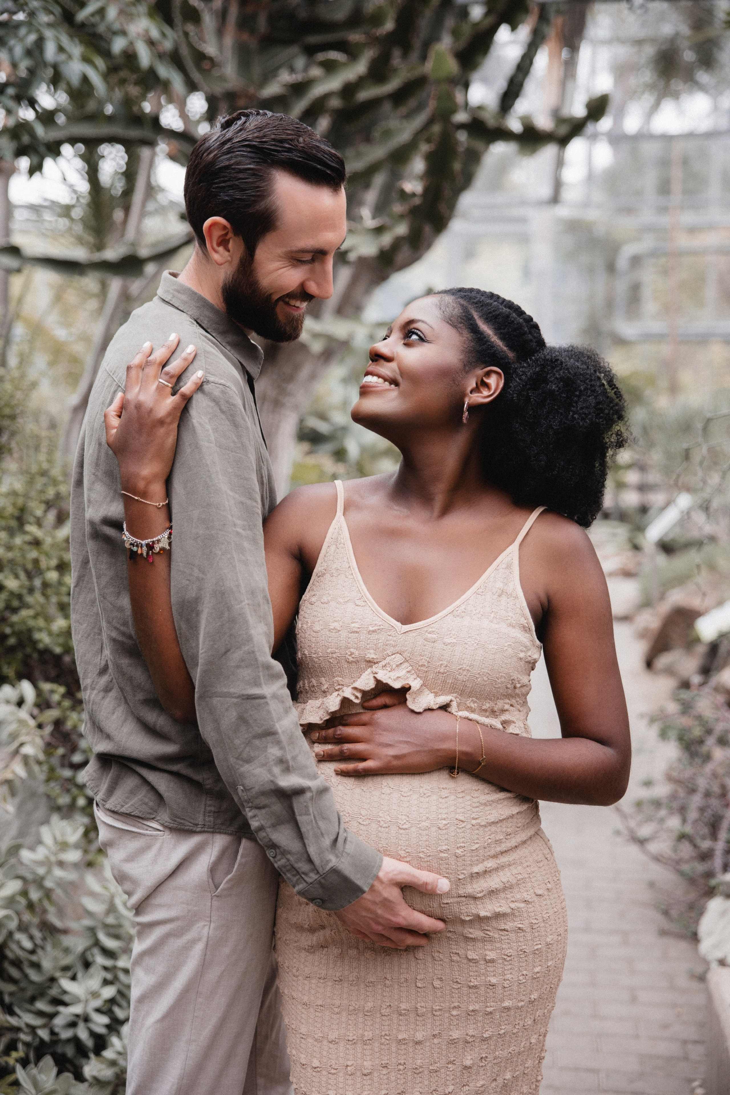 Babybauch Shooting im Botanischen Garten Bochum | Reiche Fotografie. Hochzeitsfotografin Bochum | Halyna Reiche Fotografie NRW