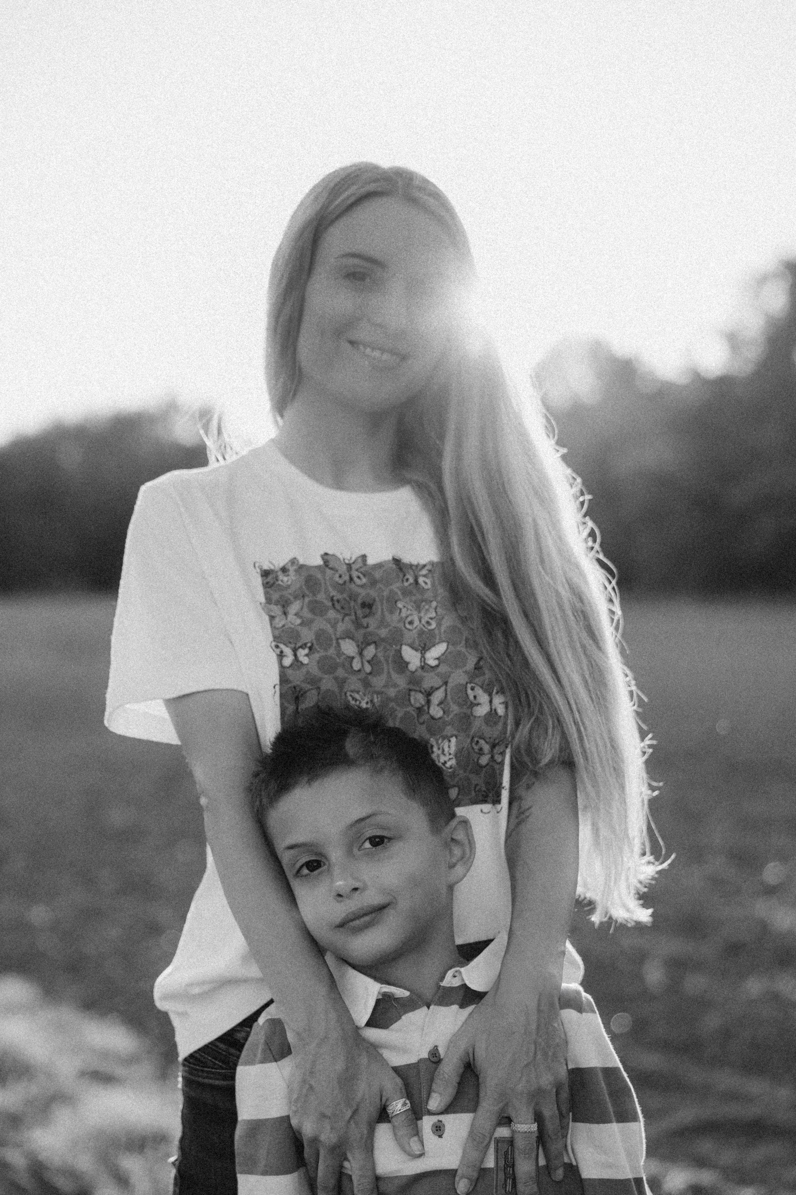 Autumn mother-son family photoshoot in Toulouse. Eugénie Smirnova — your photographer in Toulouse and southwest France