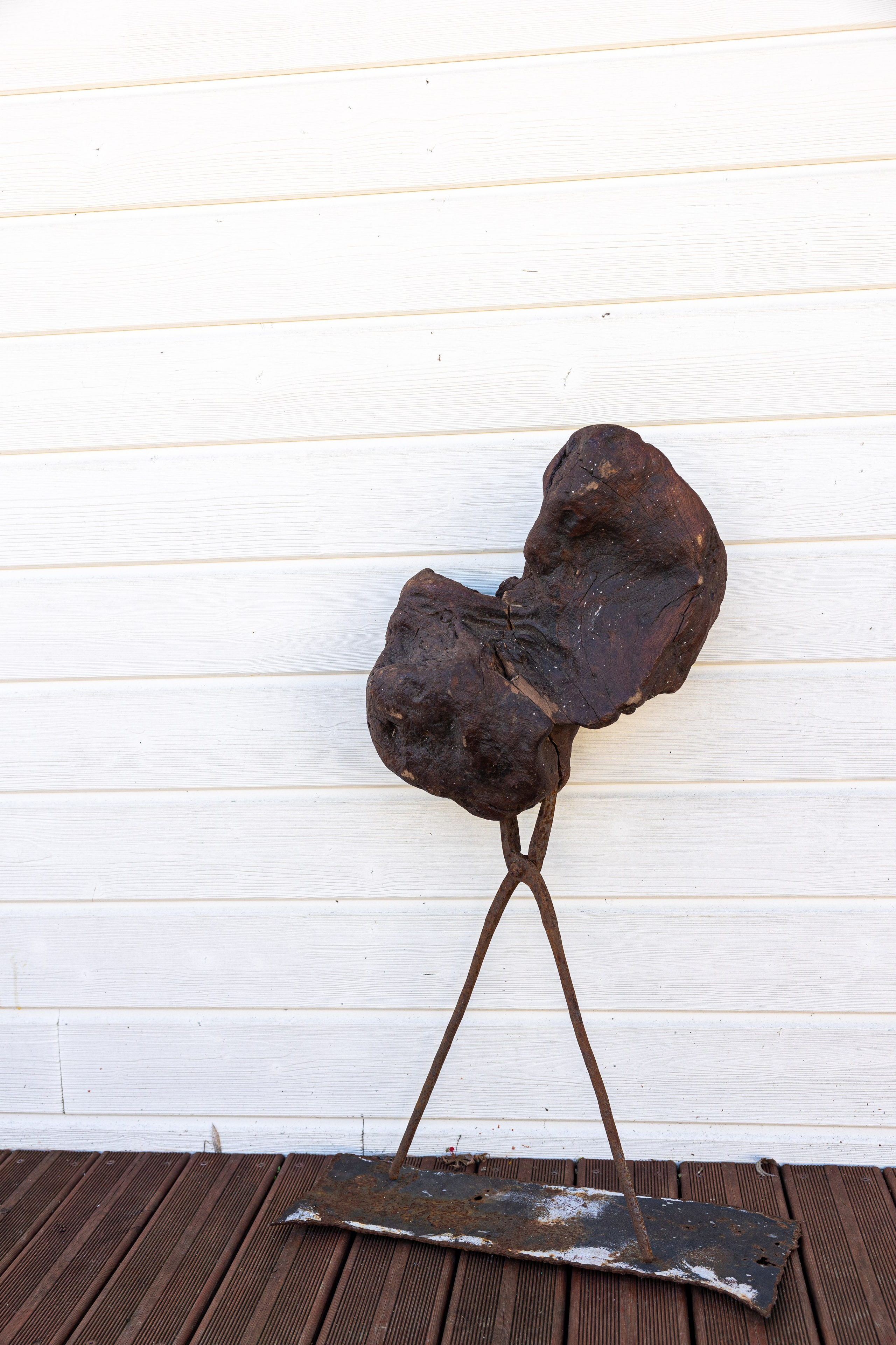 Wood piece with a curious form on metallic scissors