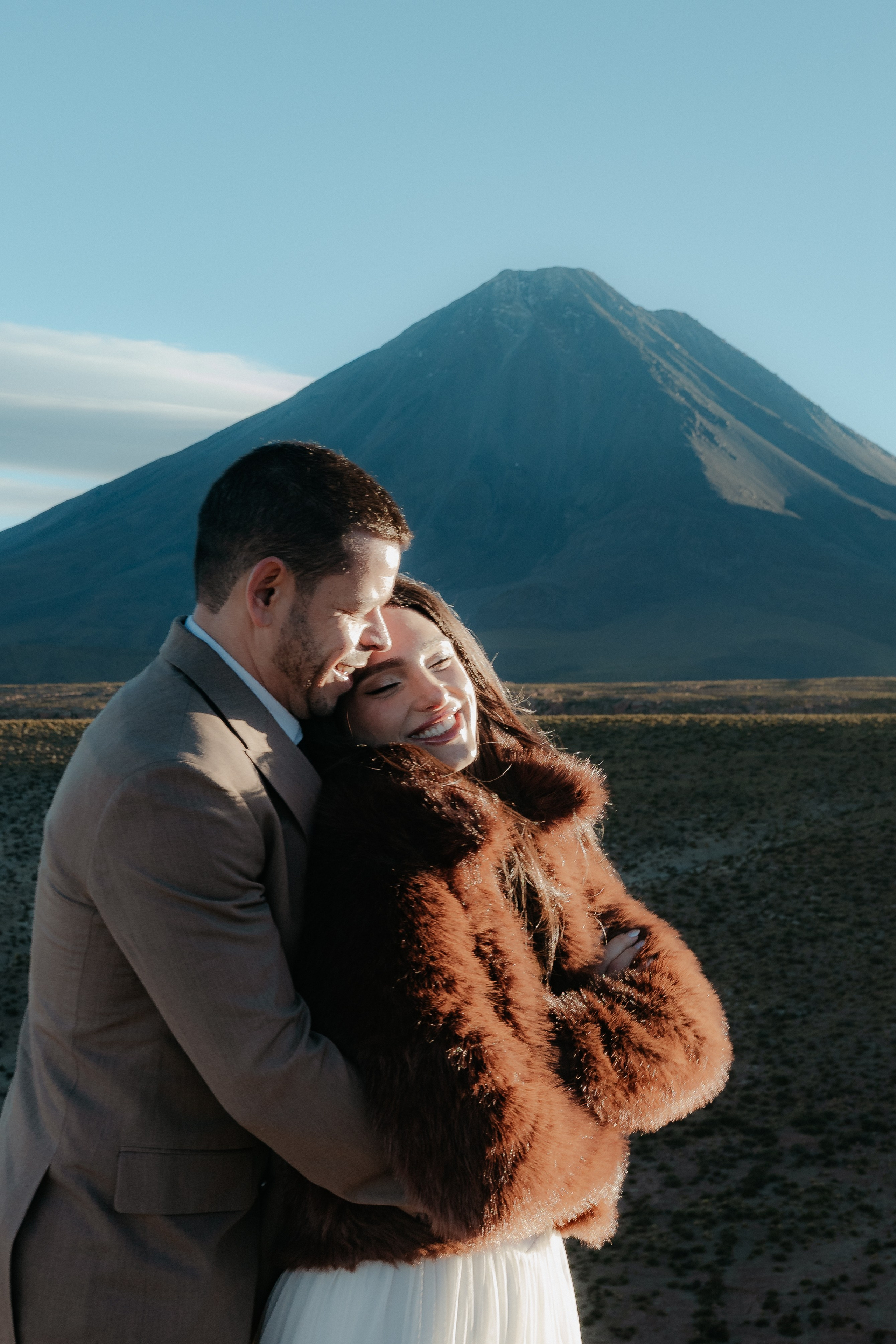 Pre-wedding no mirante do vulcão Licancabur. Photographer in San Pedro de Atacama