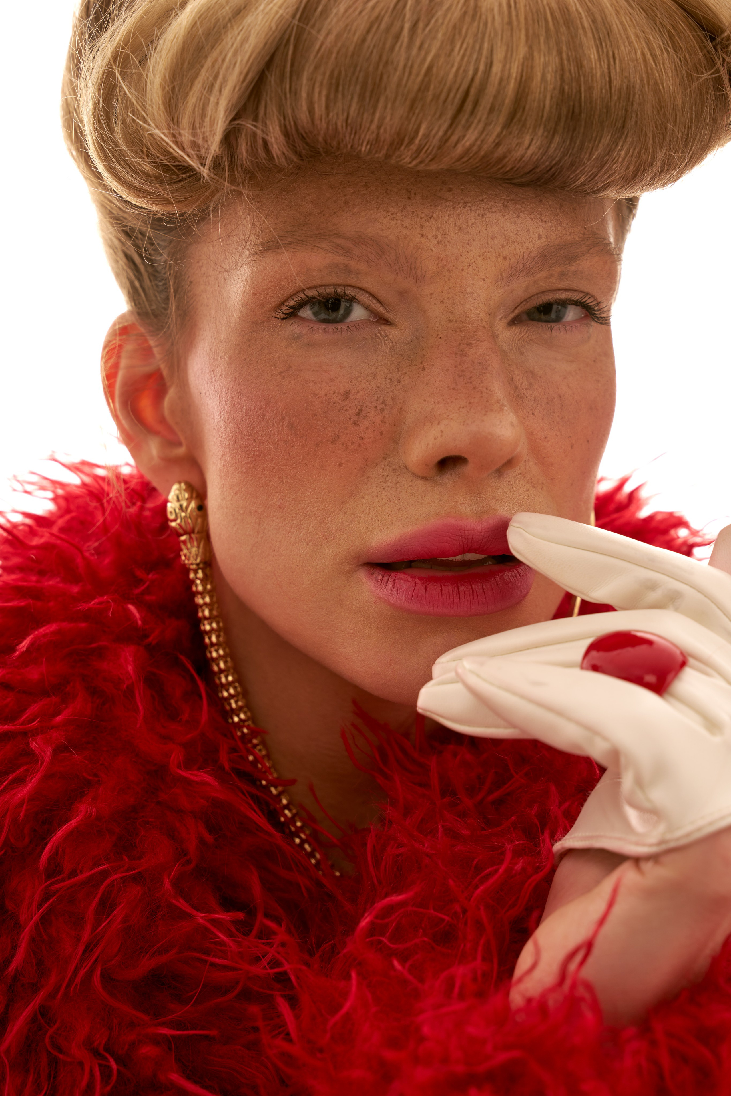 RED FEATHERS. Viktorija Korsaka| Brand Content Creator & Photographer
