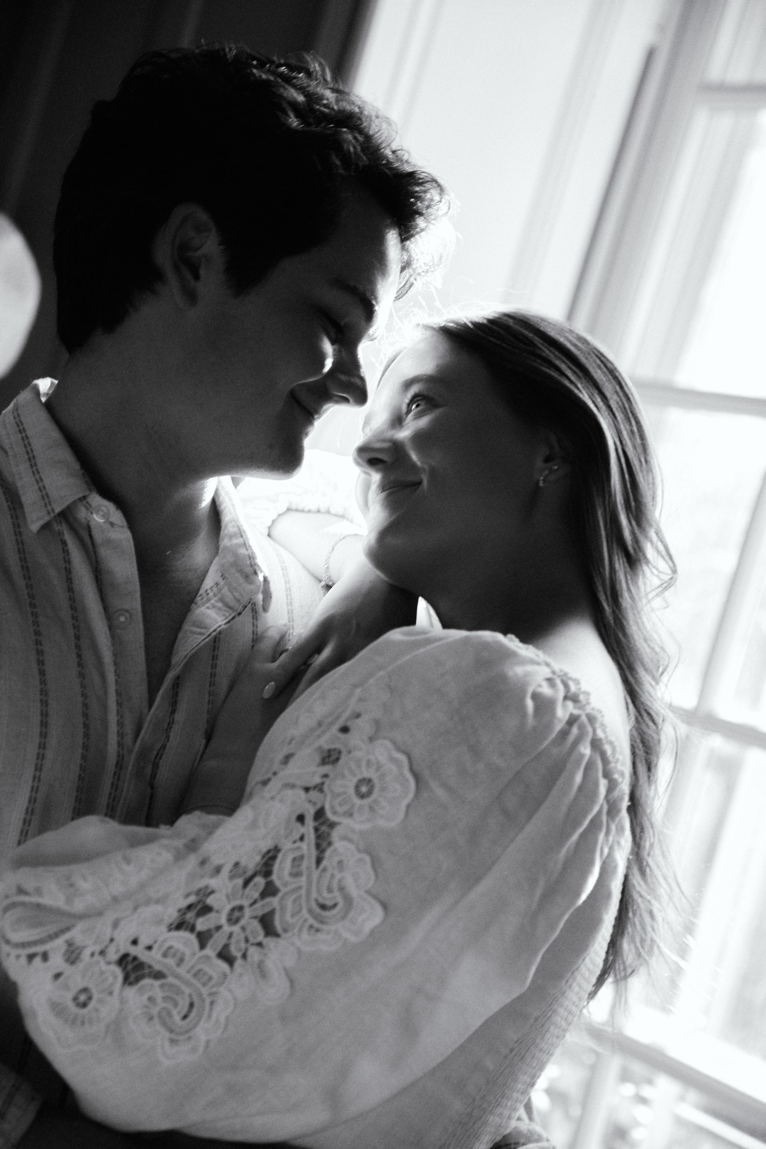 Hannah & Drew museum engagement. Photographer in Paris