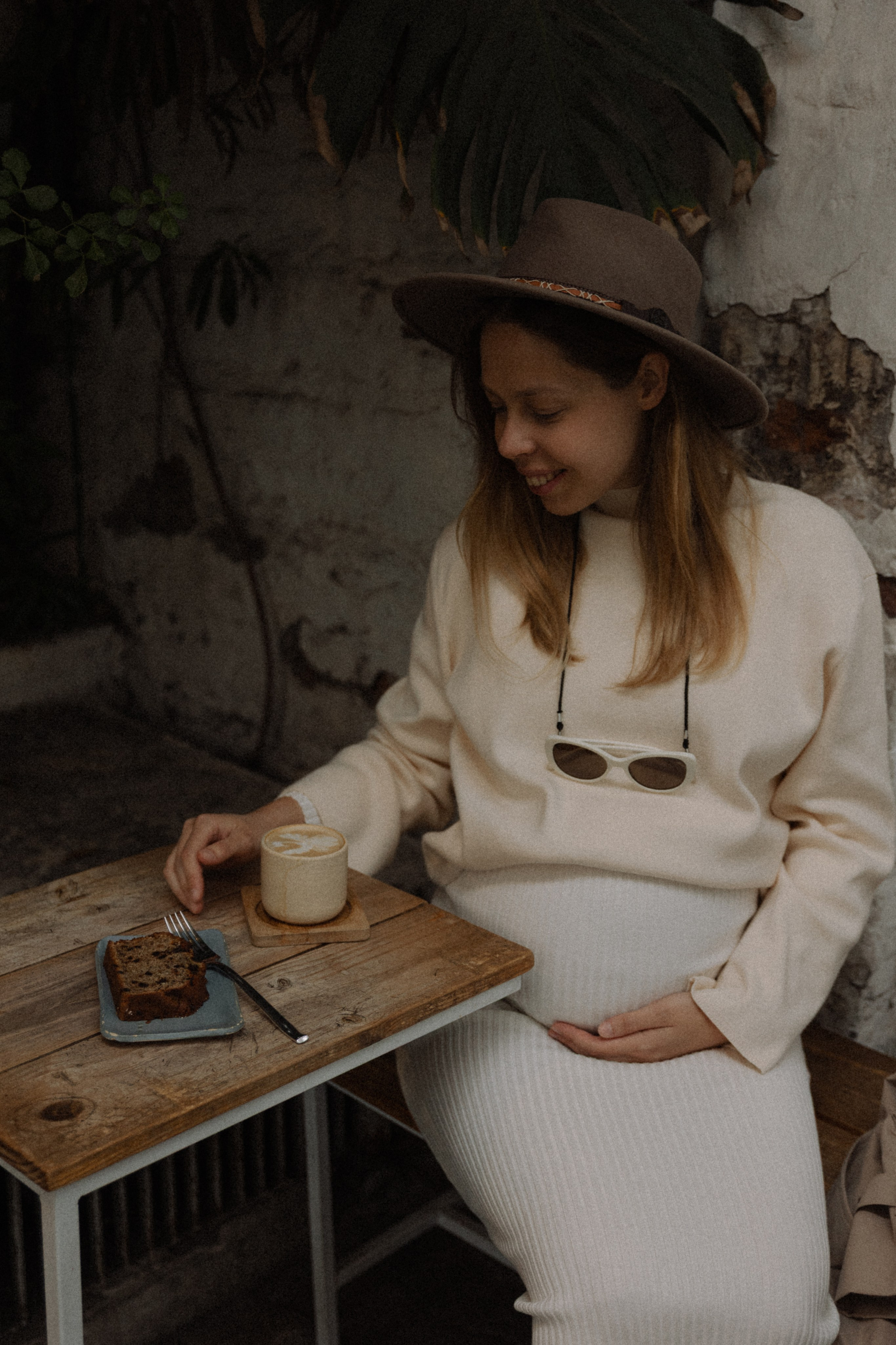 Lifestyle Maternity Photoshoot in Santiago — Natural Light & Real Emotion. Photographer in Santiago, Chile Anna Almazova