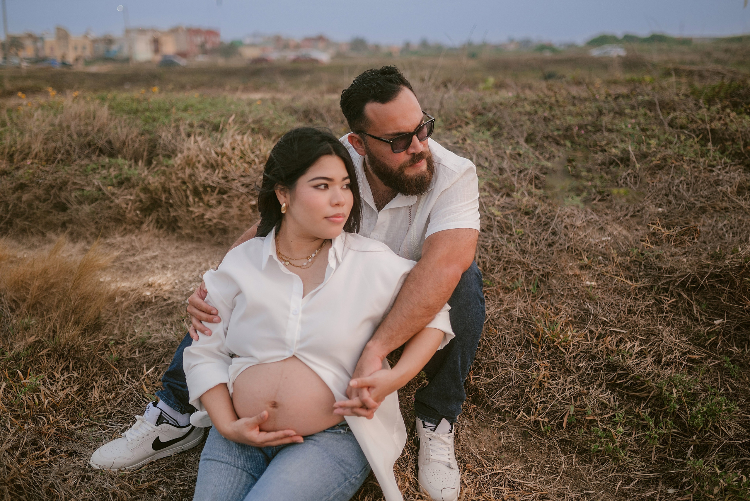 Maternity Pregnancy Session  Sesión embarazo Carlos RaGo Fotografía Papá y mamá celebrando el embarazo en sesión exterior