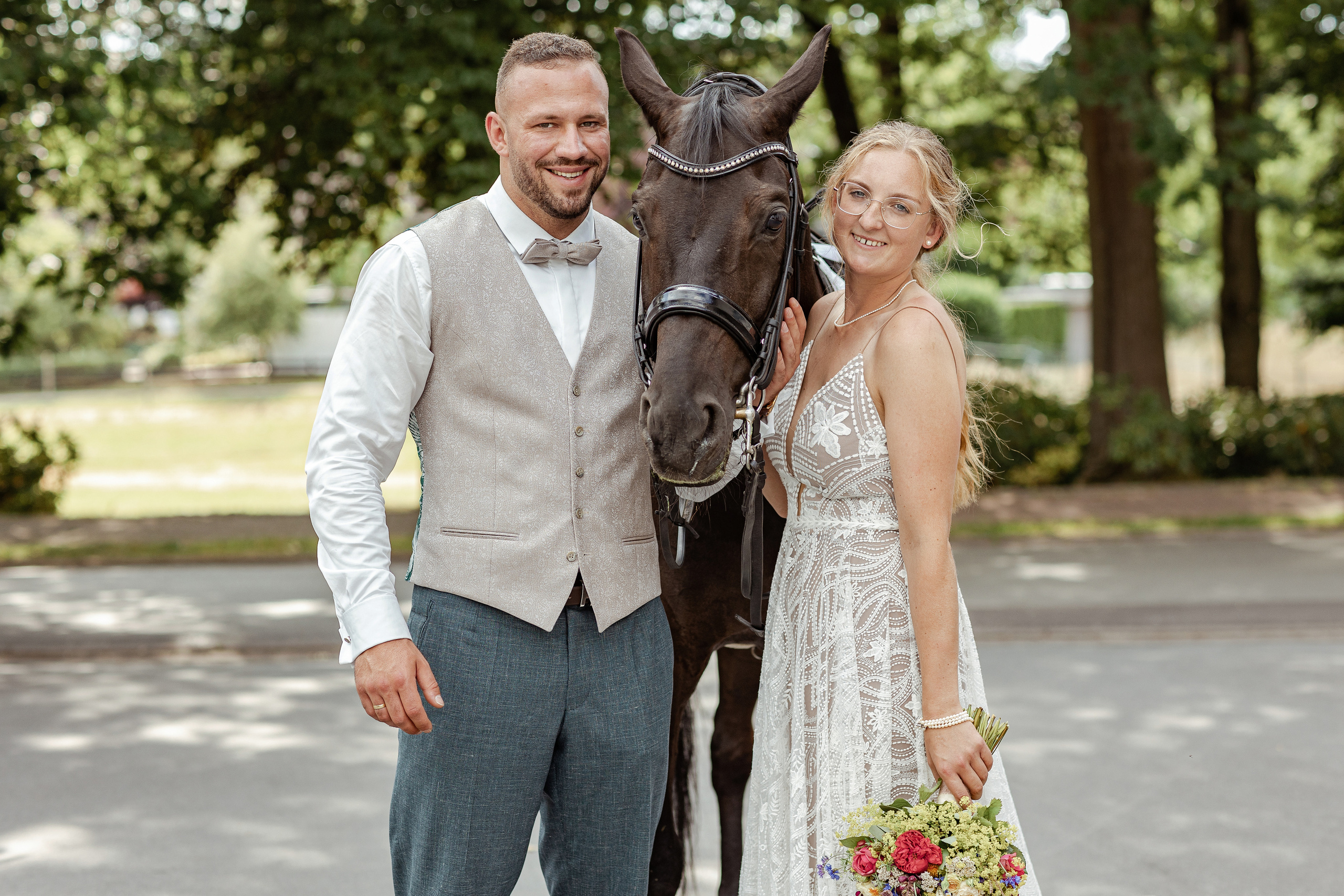 Hochzeit mit Pferd, Hochzeitsfotograf OSnabrück, Hochzeitsfotograf Bad Rothenfelde, Hochzeitsfotos mit Pferd, Hochzeit Niedersachsen, Braut und Pferd, Brautpaar mit Pferd, Brautpaarshooting mit Pferd, Brautpaarshooting Bad Rothenfelde, Brautportrait, hochzeitsfotograf, hochzeitsreportage, lovestory, streetstyle fotoshooting, fotograf osnabrück, after wedding fotoshooting, fotograf deutschland, fotograf osnabrücker land, photographer germany, elopement photographer germany, after wedding photographer germany, lovestory fotoshooting