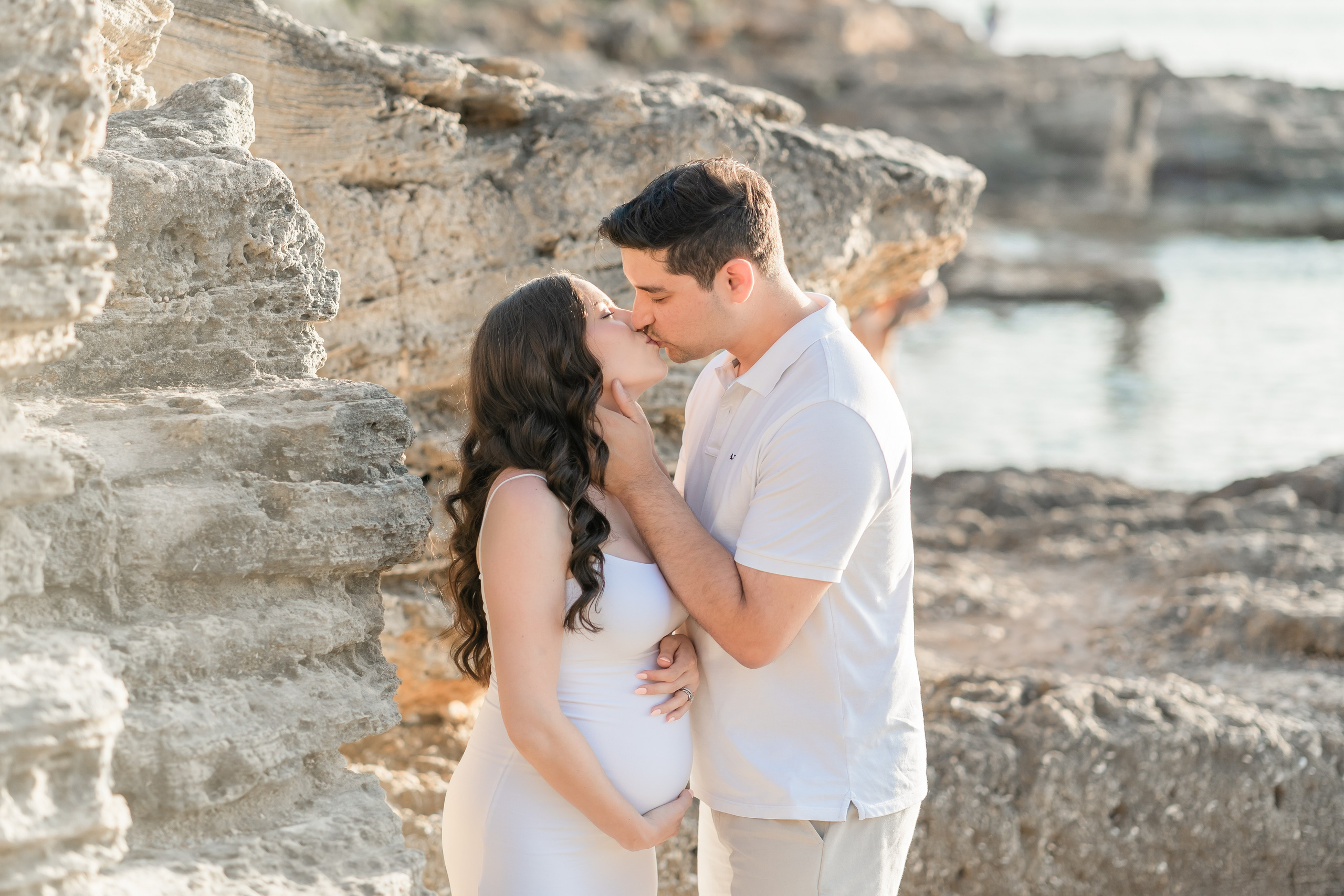 Maternity Photoshoot by the Sea in Mallorca – Natural & Timeless Moments. Deine Fotografin auf Mallorca für Familien und Business