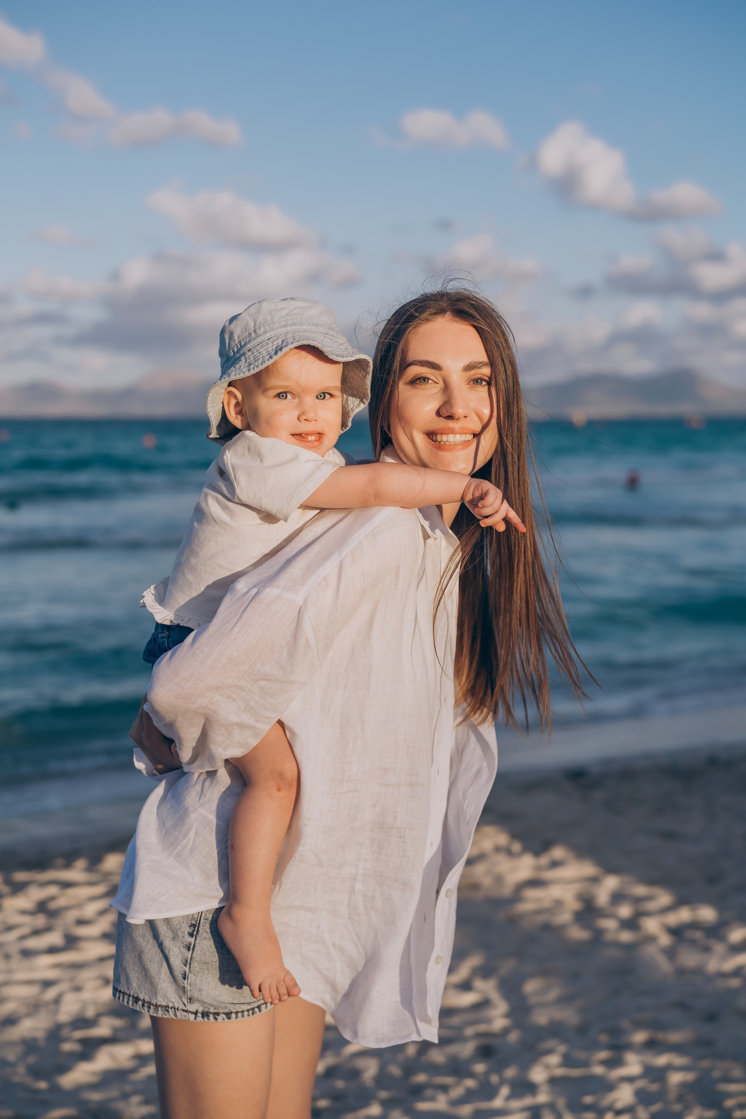 Sophisticated Tanya with her daughter and husband. Фотограф у Пальма де Майорка