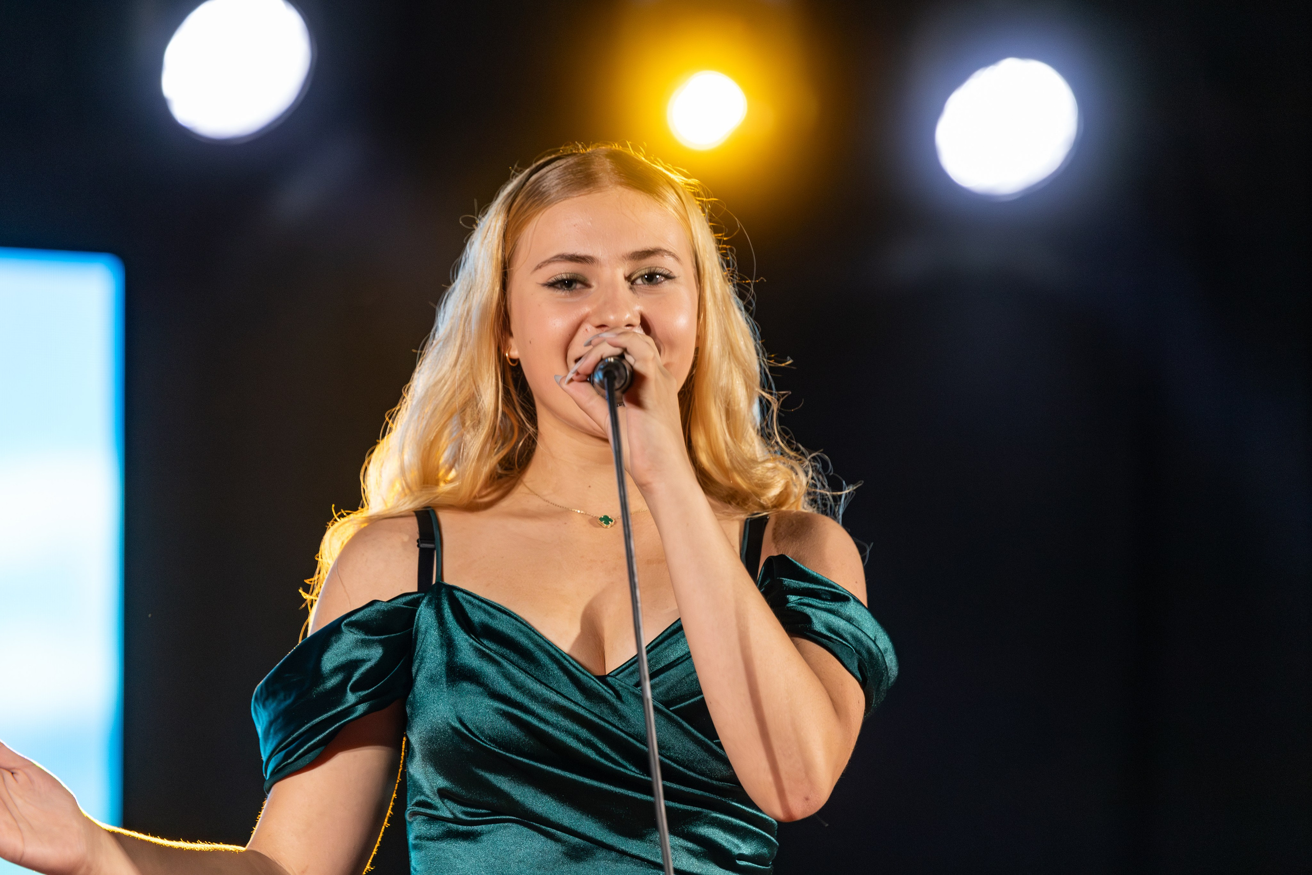 Fotografije takmičenja pjevača amatera na festivalu Tarčinske ljetne večeri u organizaciji KUD-a Ivan Planina, prikazuju nastupe učesnika na pozornici, scensku rasvjetu i atmosferu festivala.