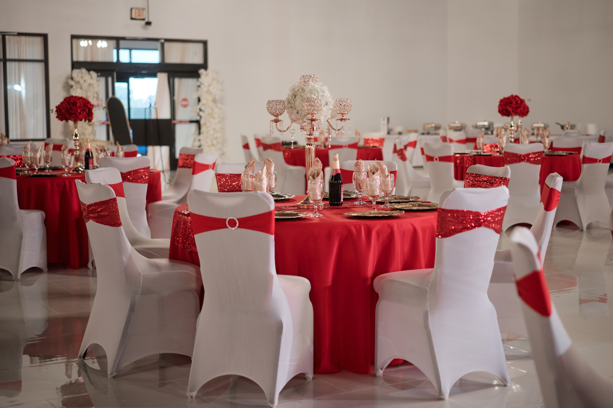 Montaje de mesas y banquete en Blue Moon Events reseñado por Gabby Aguirre Photography.