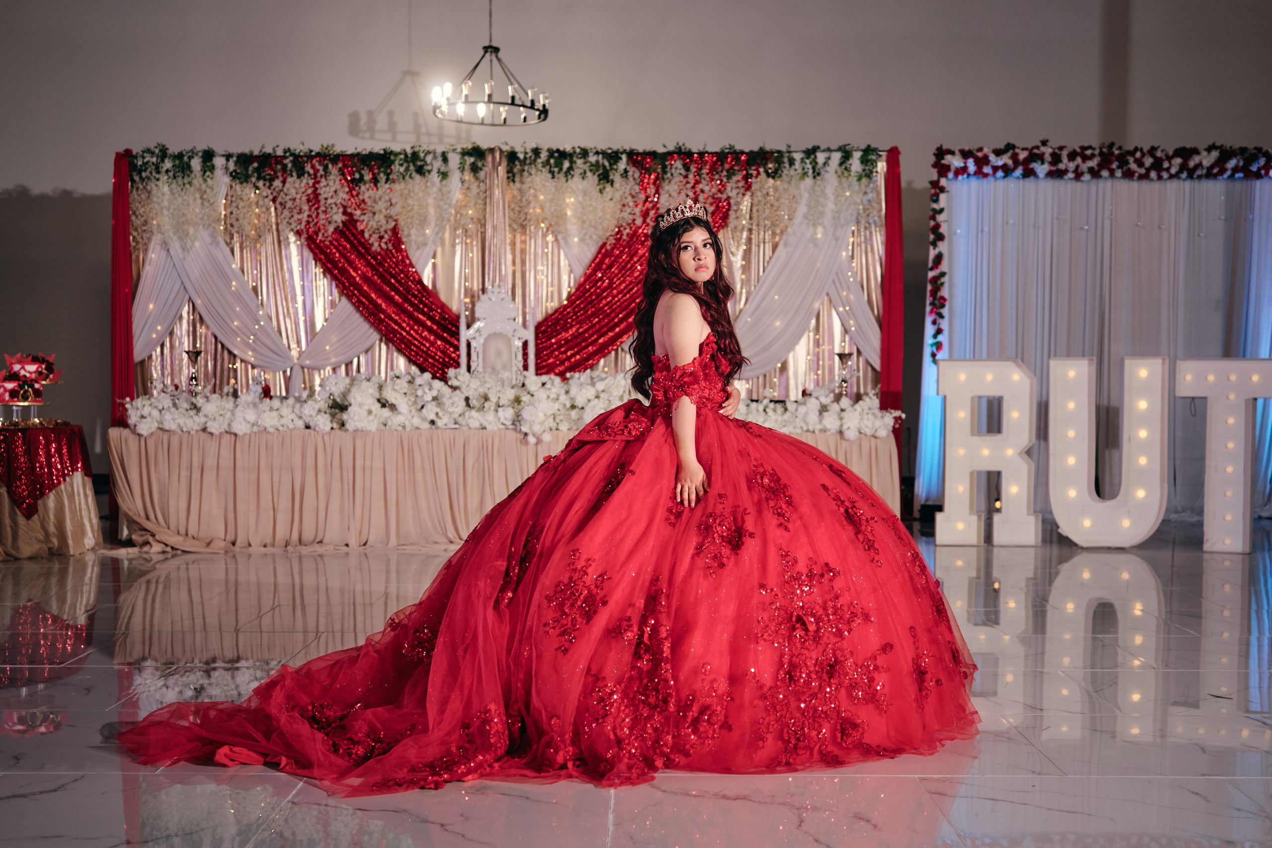 fotografía profesional de bodas y quinceañeras por Gabby Aguirre Photography en el salón Blue Moon Events, Indiana.
