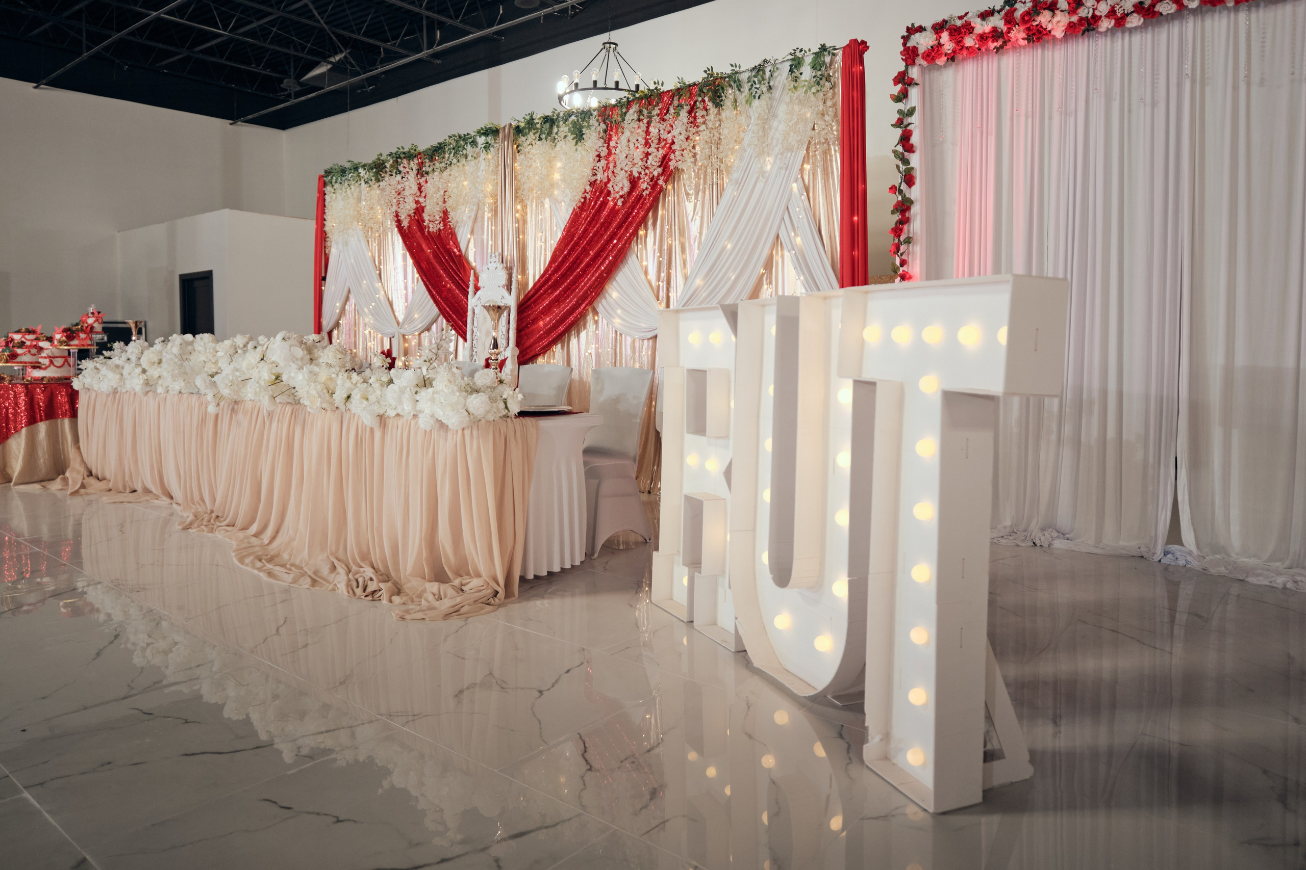 Decoración elegante en color rojo para quinceañeras y bodas en el amplio salón de Blue Moon Events, Indiana.