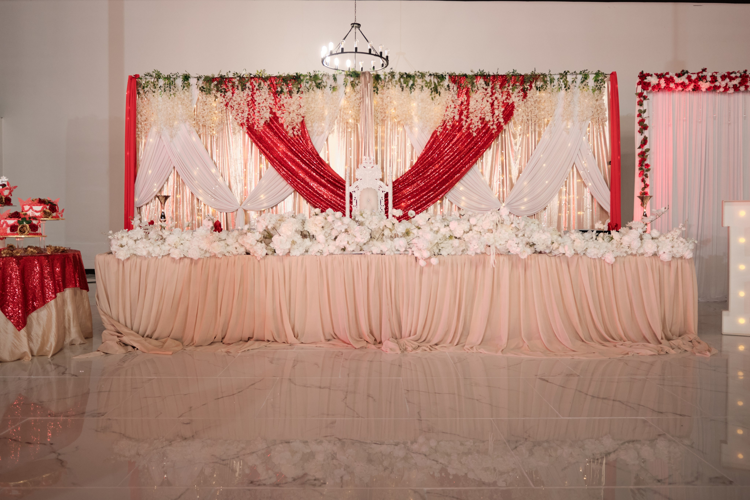 Vista del salón con techos altos en Blue Moon Events, ideal para la comodidad de novias y quinceañeras en su evento.