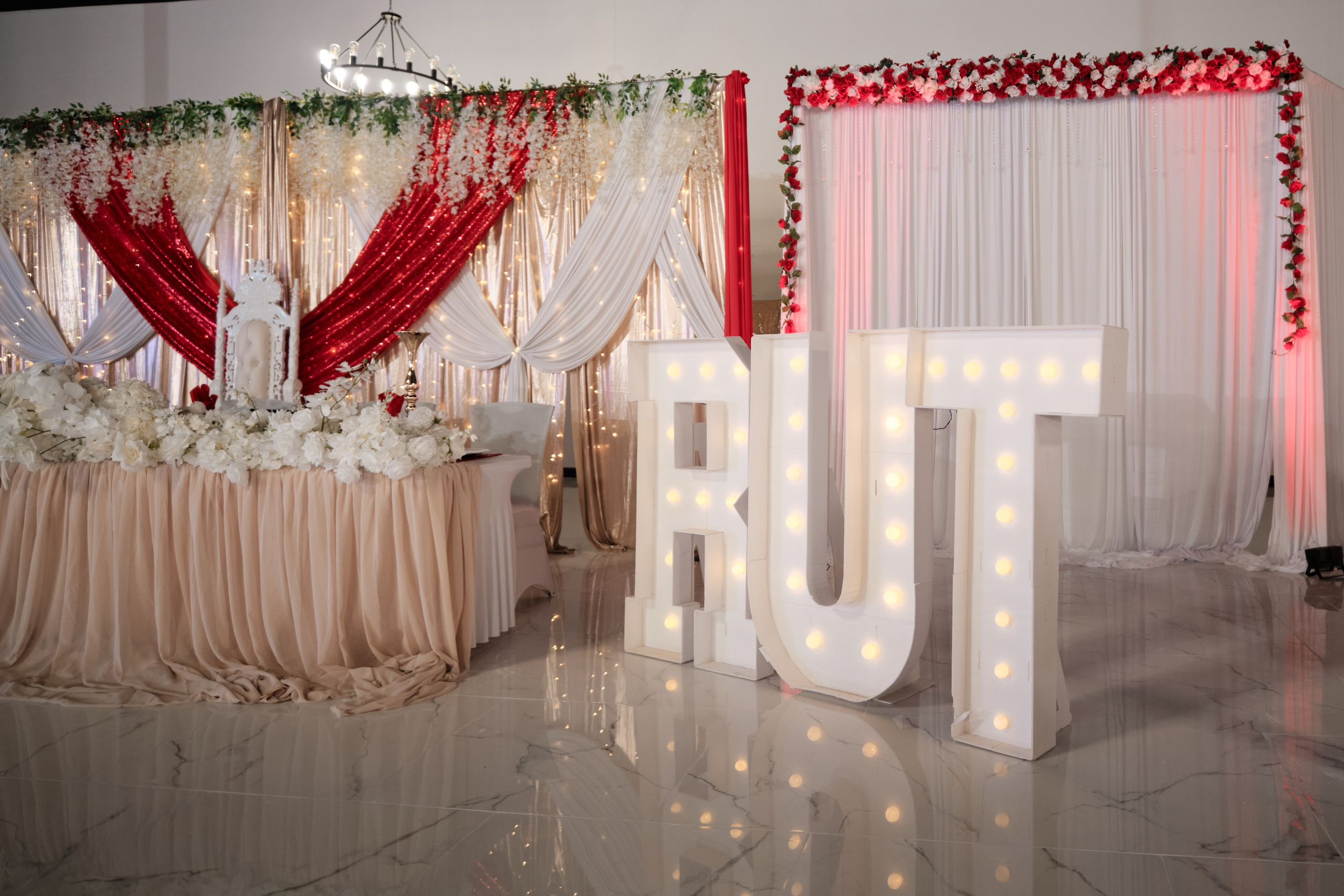 Iluminación y diseño de eventos en Blue Moon Events fotografiado por Gabby Aguirre.